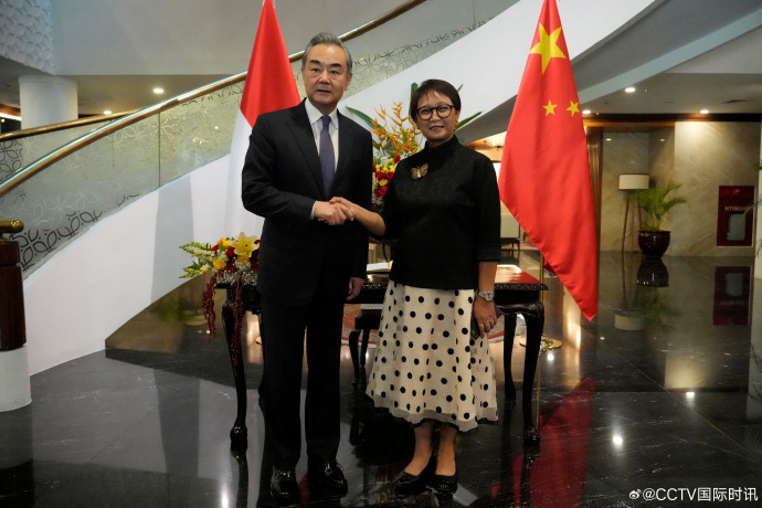 图左为大陆外交部长王毅，图右为印尼外长蕾特诺。图／取自CCTV国际时讯