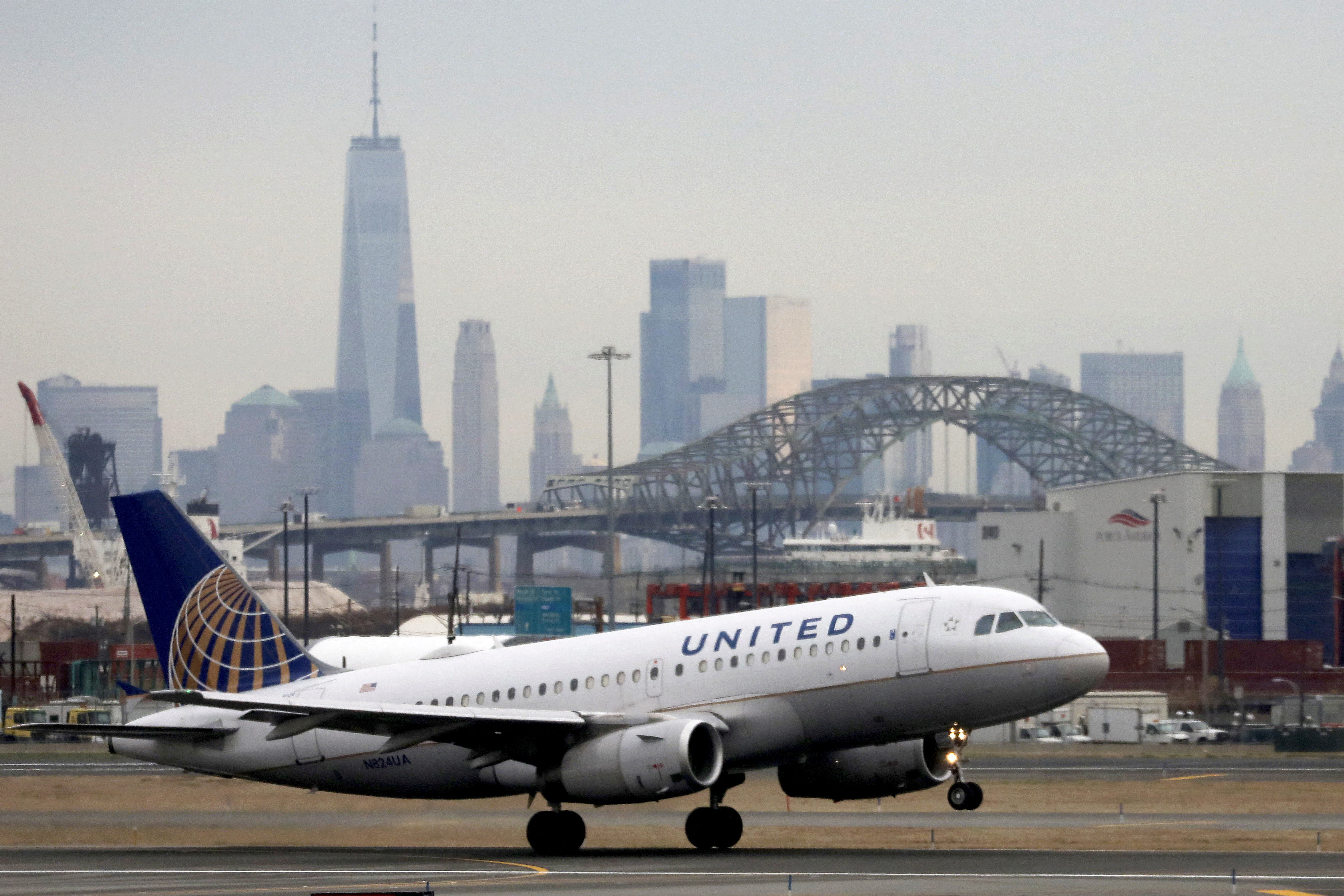 联合航空客机正要由纽泽西机场起飞，背景是纽约市。  路透