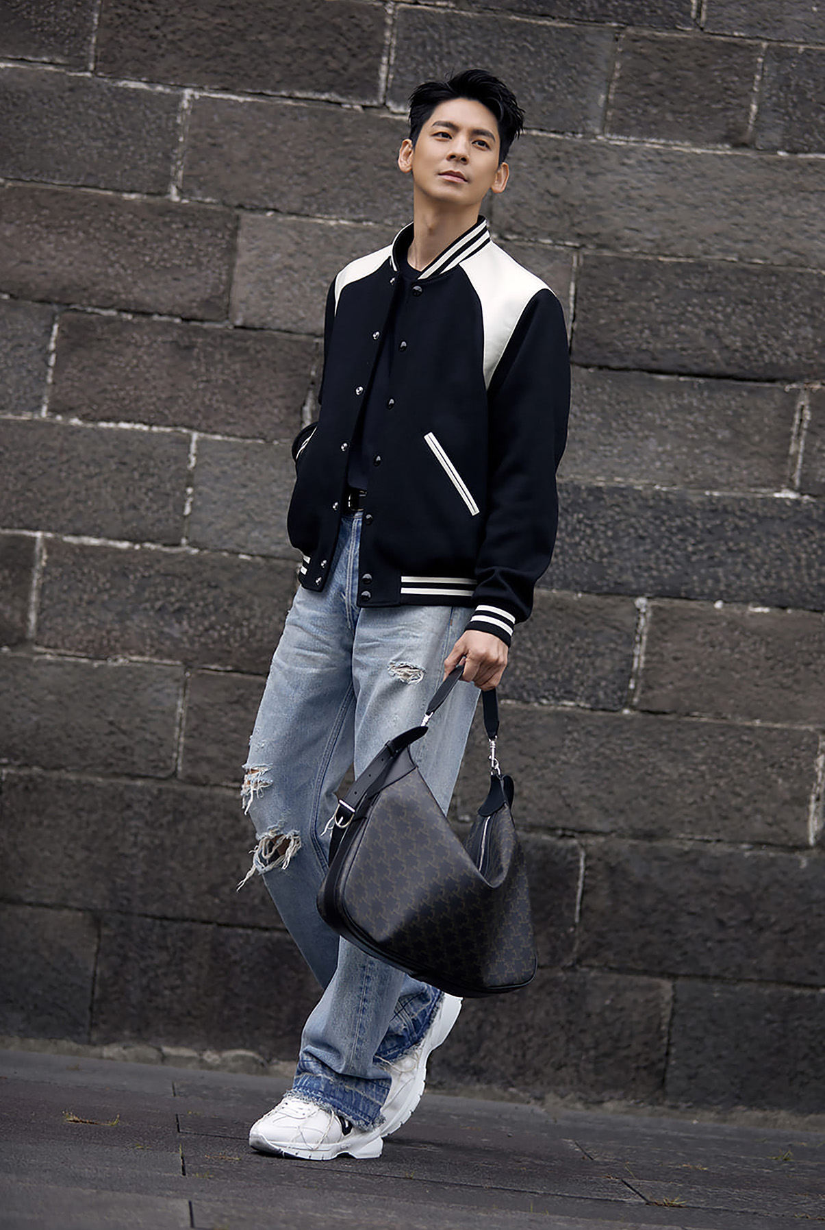 台湾实力演员林柏宏以TEDDY夹克造型搭配标志印花大型ROMY包。图／CELINE提供