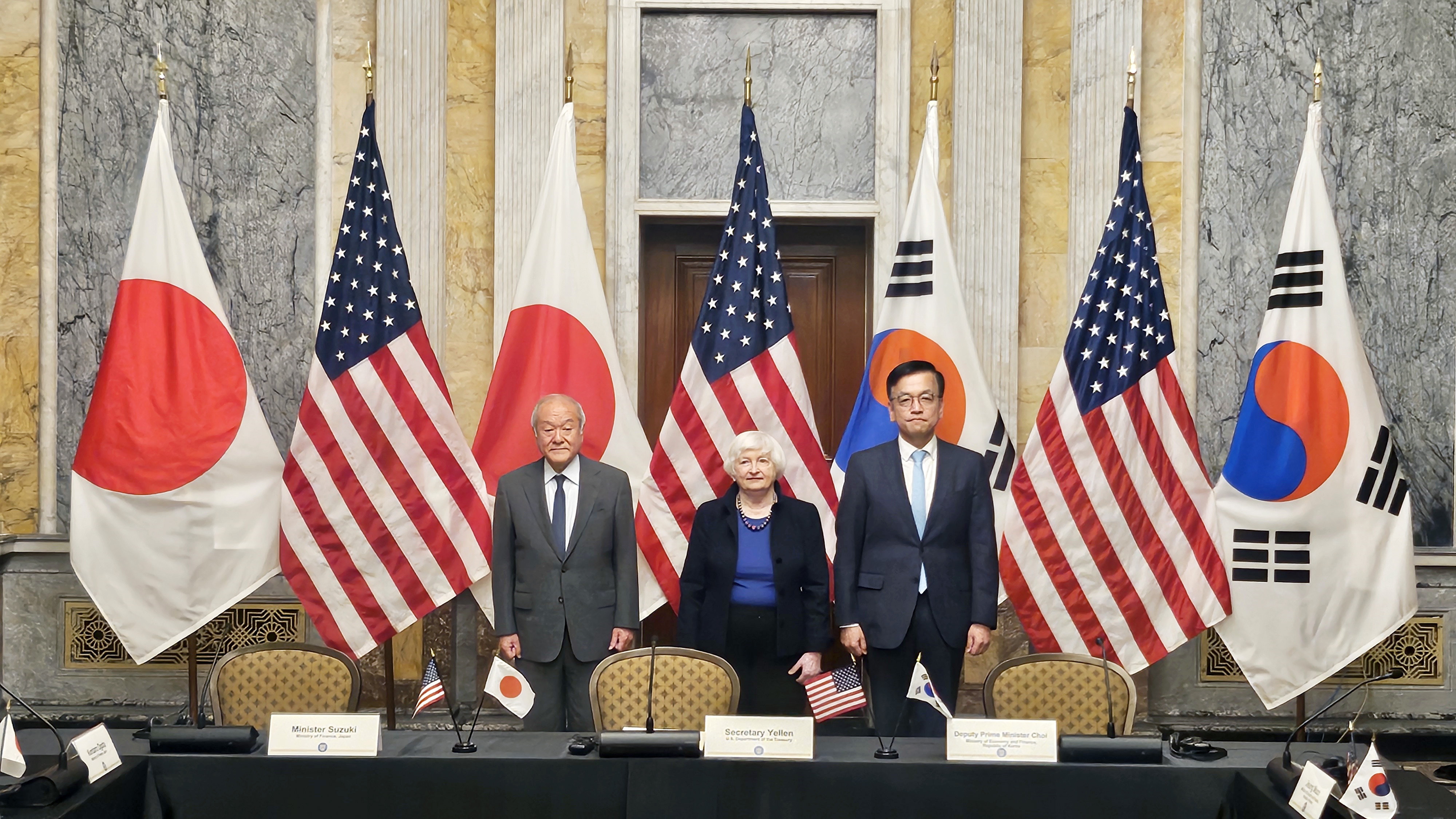 美日韩财长17日发表联合声明，表示会对外汇市场的情势「密切磋商」。左起至右为日本财务大臣铃木俊一、美国财长叶伦与南韩财长崔相穆。欧新社