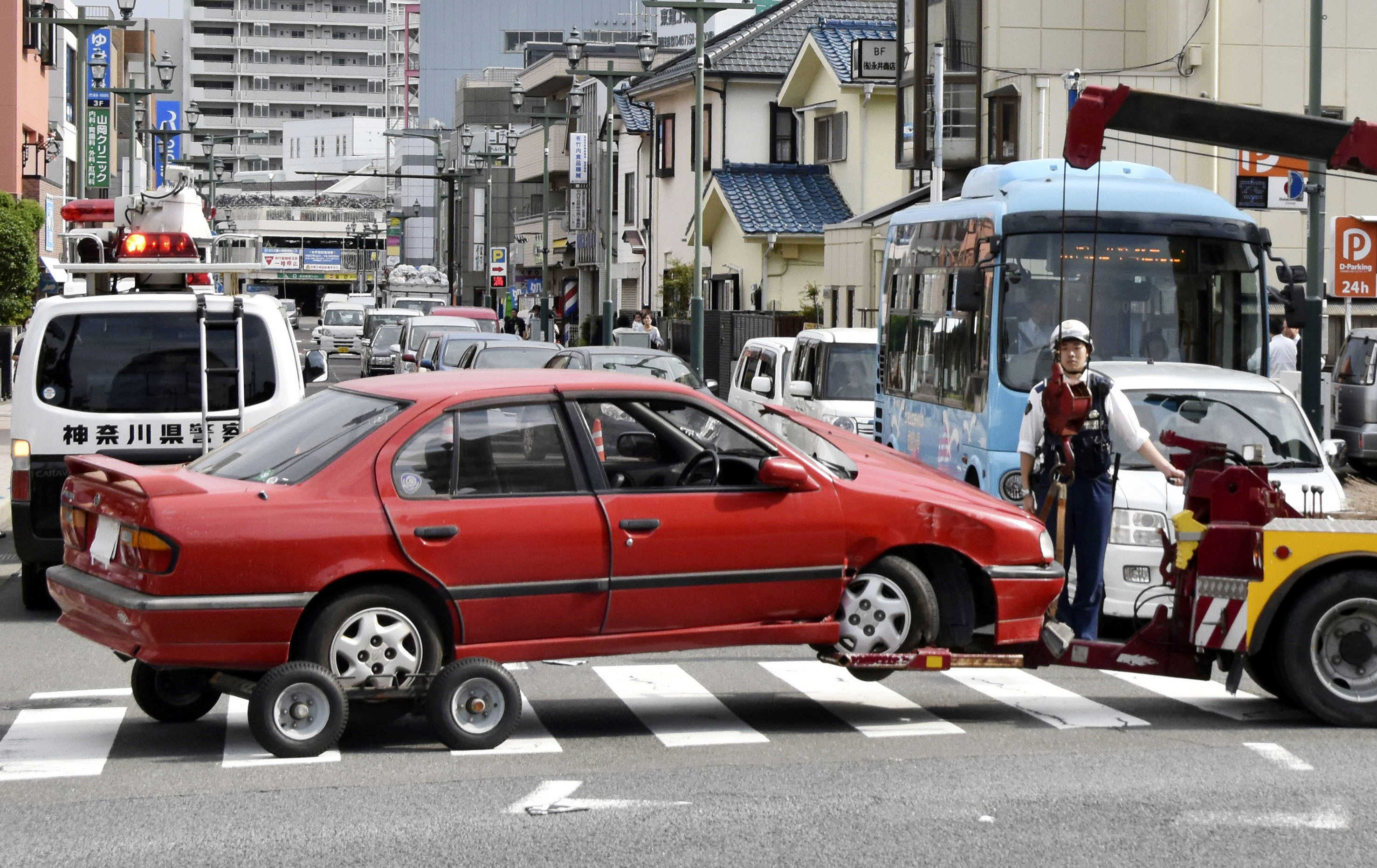 糖尿病与高血压可能让开车的长者，变危险驾驶。图为日本90岁驾驶肇事后，车辆被拖离现场。美联社