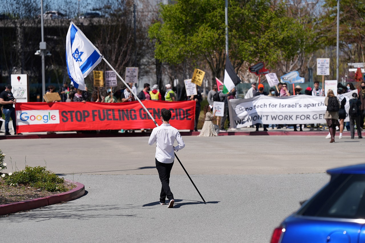 美国加州桑尼维尔的Google Cloud办公室16日举行抗议活动，一名反抗议者手持以色列国旗，走进附近一处停车场。路透