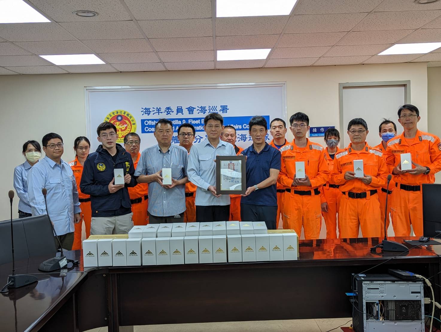 伯悦有限公司董事长王成疄（前右四）今天到金门海巡队捐赠一批密录器，受到海巡队的热烈欢迎。图／金门海巡队提供