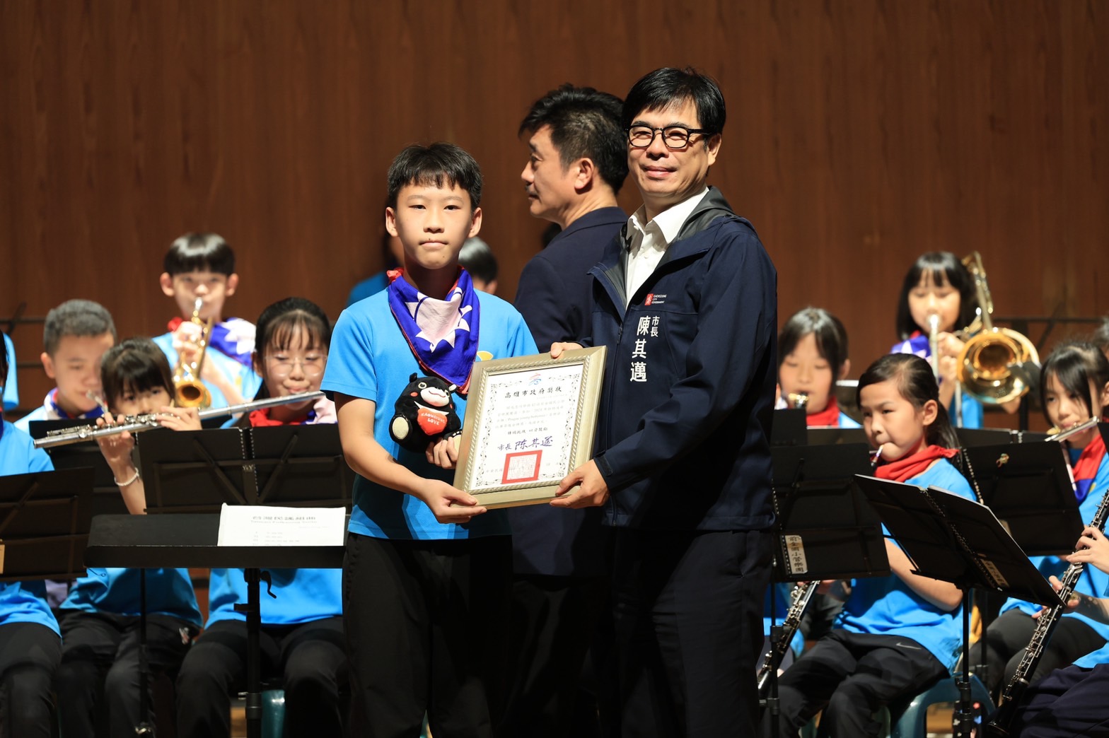 高雄市长陈其迈赴前金国小管乐团颁发奖状及团队奖励金。图／高市府提供