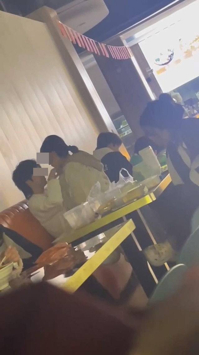 台湾网络疯传1段影片，见到食店内有1对少男少女疑似公然性交。（影片截图）