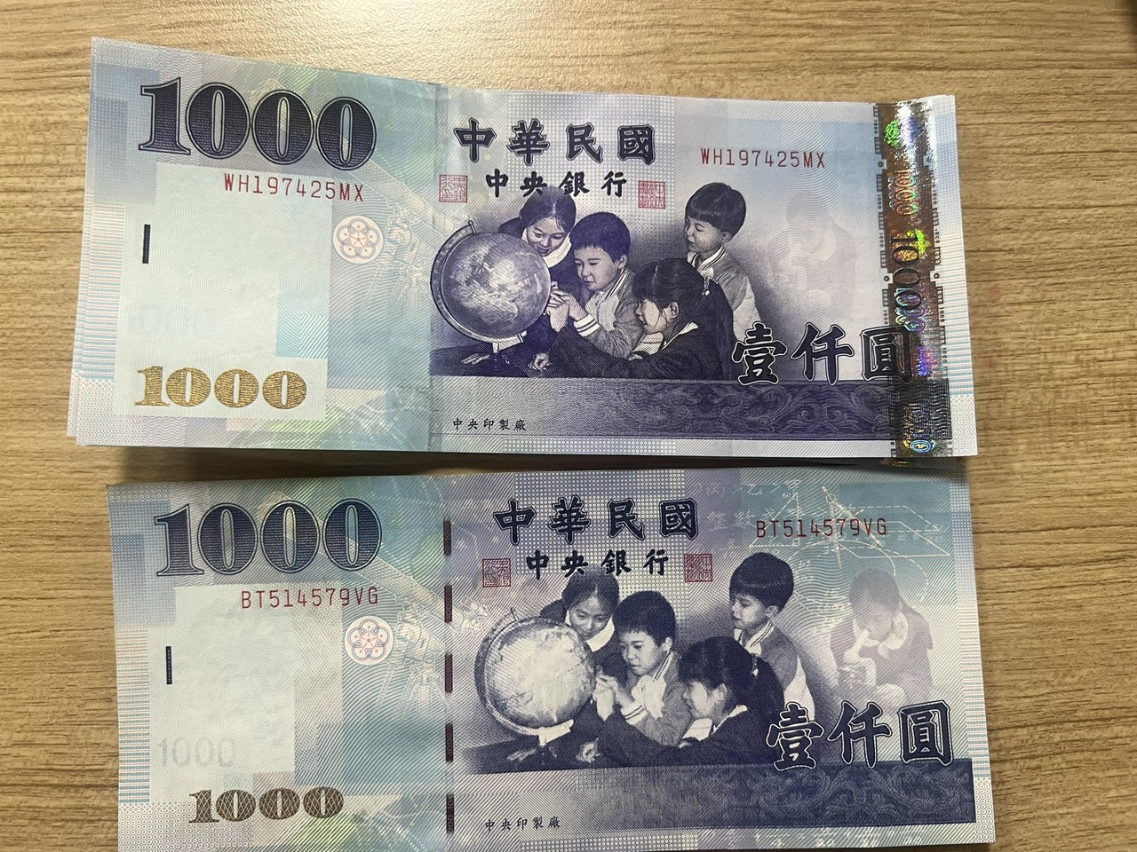 图为店家展示收到的「少一条」千元钞。撷自脸书《爆废1公社》