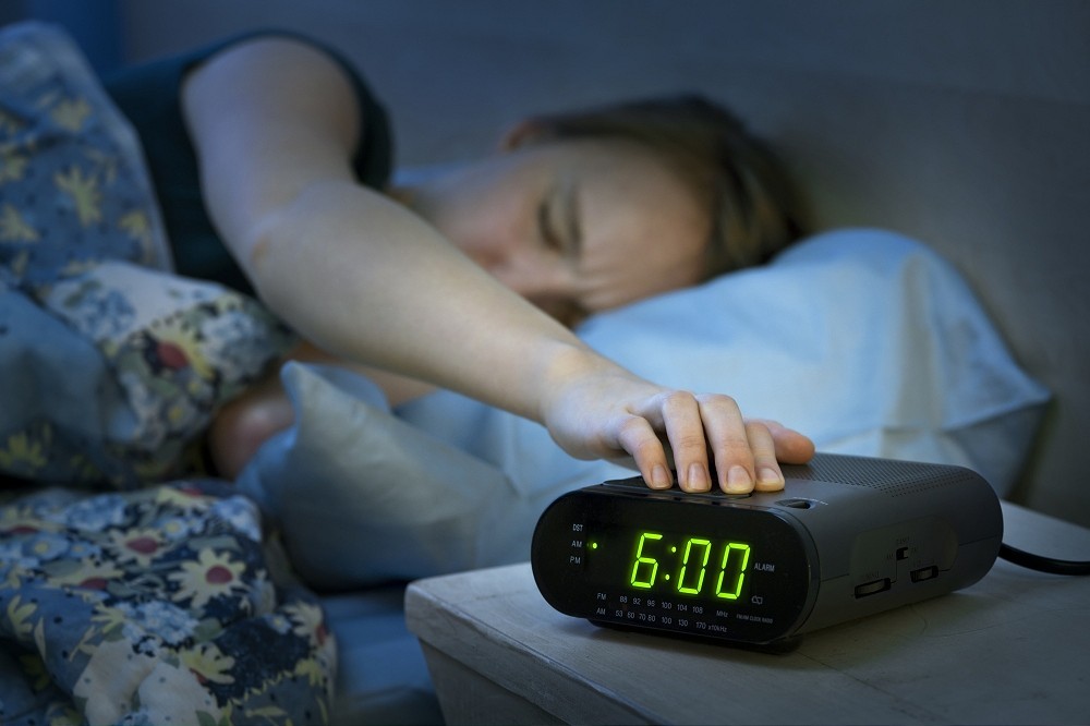 经常按下贪睡按钮的人每晚睡眠时间只减少大约六分钟，而且这样的行为不会让人在早上感到昏昏欲睡或影响早上的情绪。赖床示意图。图／Ingimage