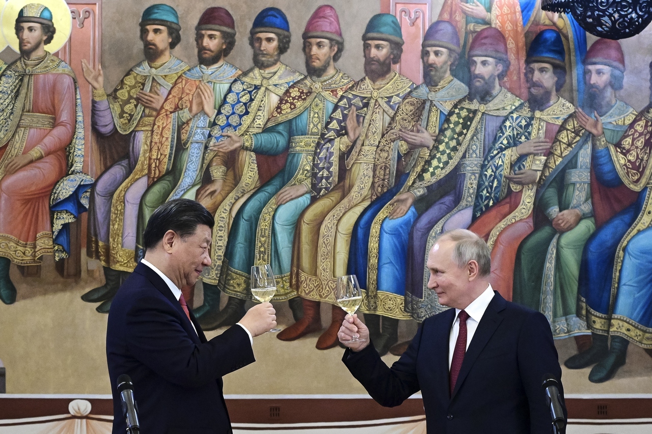 图为大陆国家主席习近平（左）在2023年与俄罗斯总统普亭（右）在克宫共进晚餐。图／美联社资料照。  ※ 提醒您：禁止酒驾 饮酒过量有碍健康  