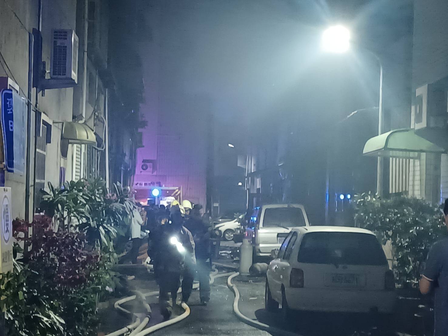 高雄市三民区今天凌晨传出瓦斯爆炸，消防队救出4人。图／读者提供