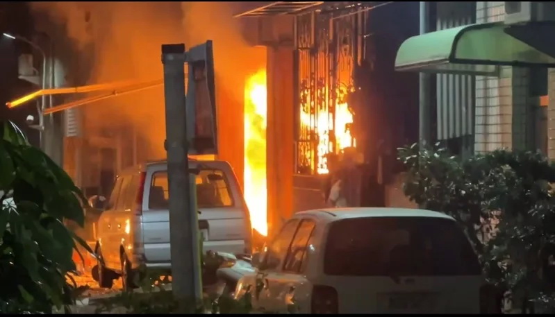 高雄市三民区今天凌晨传出瓦斯爆炸，消防队救出4人，火势扑灭后，在屋内发现一具焦尸。图／读者提供