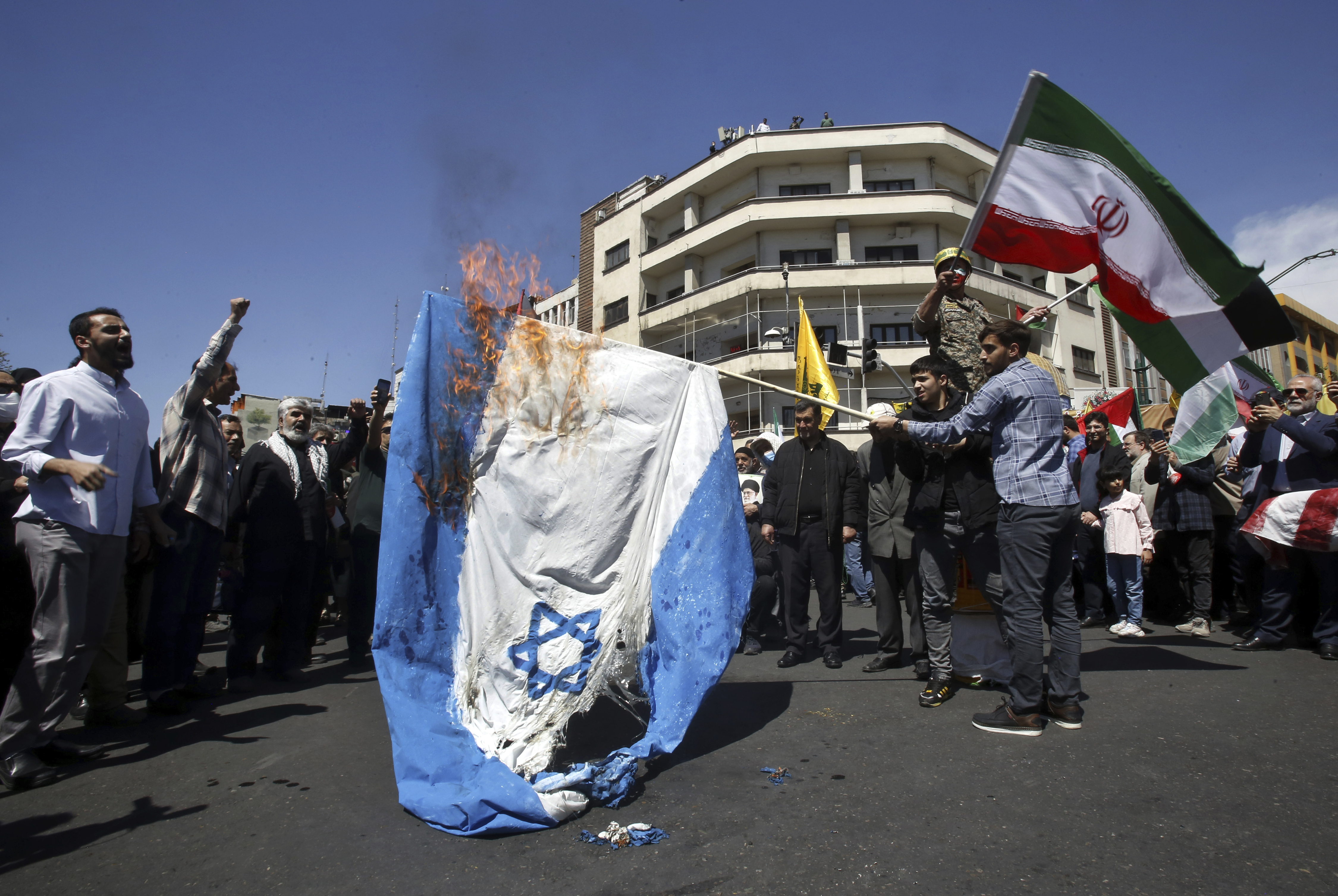 伊朗军事高官警告，若核设施遭到以色列袭击，伊朗将立即对以方进行对应打击。图为伊朗民众上街焚烧以色列国旗。美联社