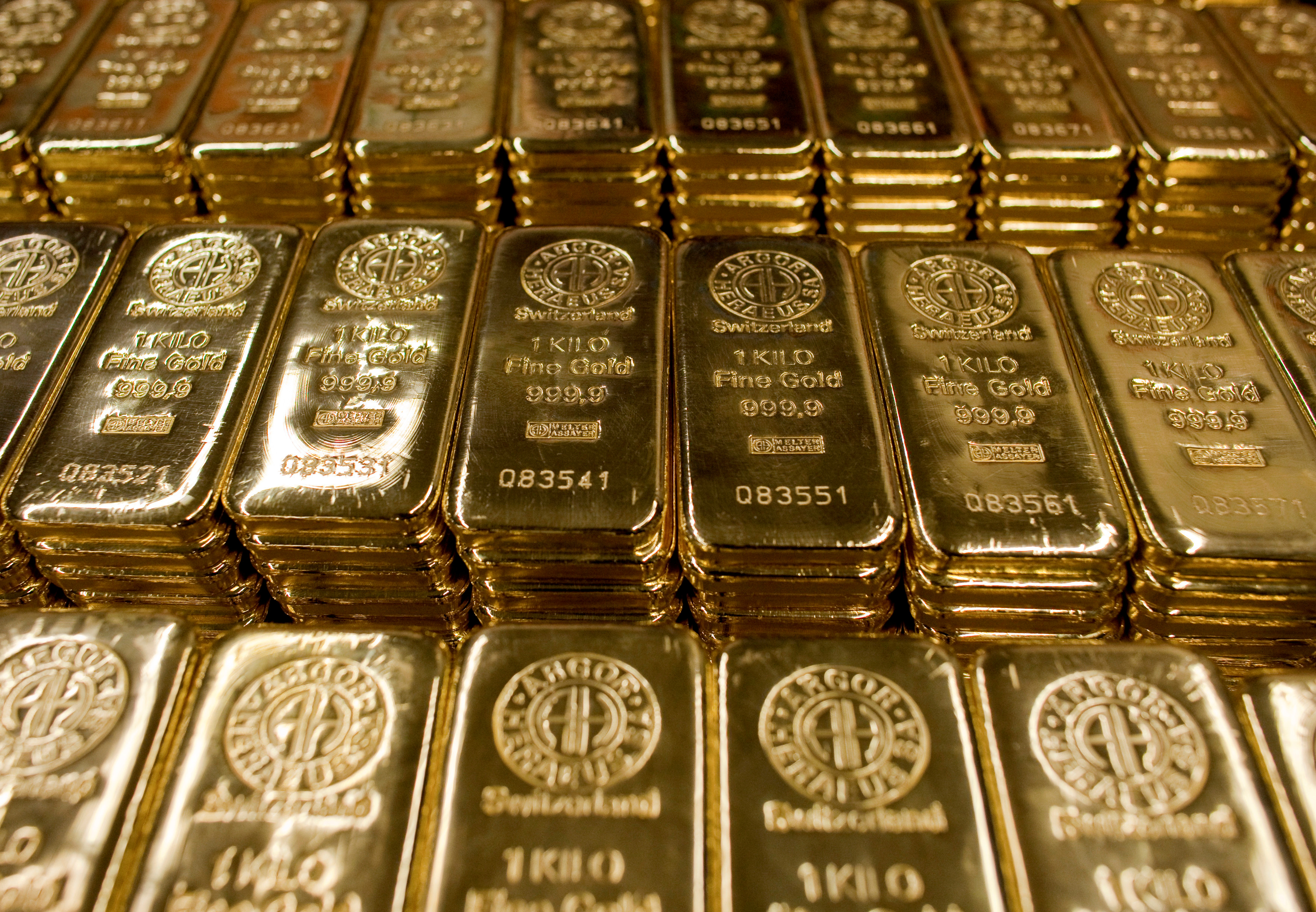 纽约黄金现货价格18日反弹，上涨0.76%。  路透