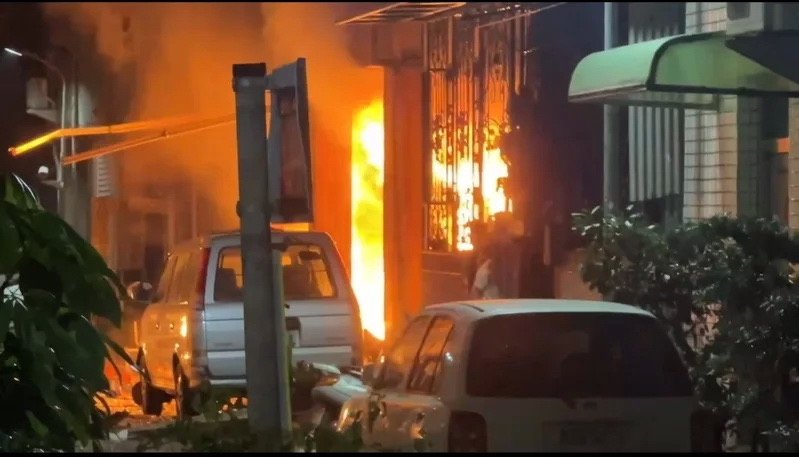 高雄市三民区褒忠街今天凌晨传出民宅瓦斯爆炸意外，造成1死7伤。图／读者提供