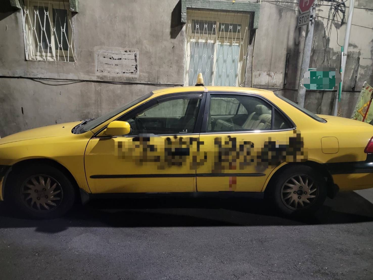 刘姓保母老公的计程车，上个月遭人喷漆「还剀剀命来」，警方循线约谈喷漆男子。记者廖炳棋/翻摄