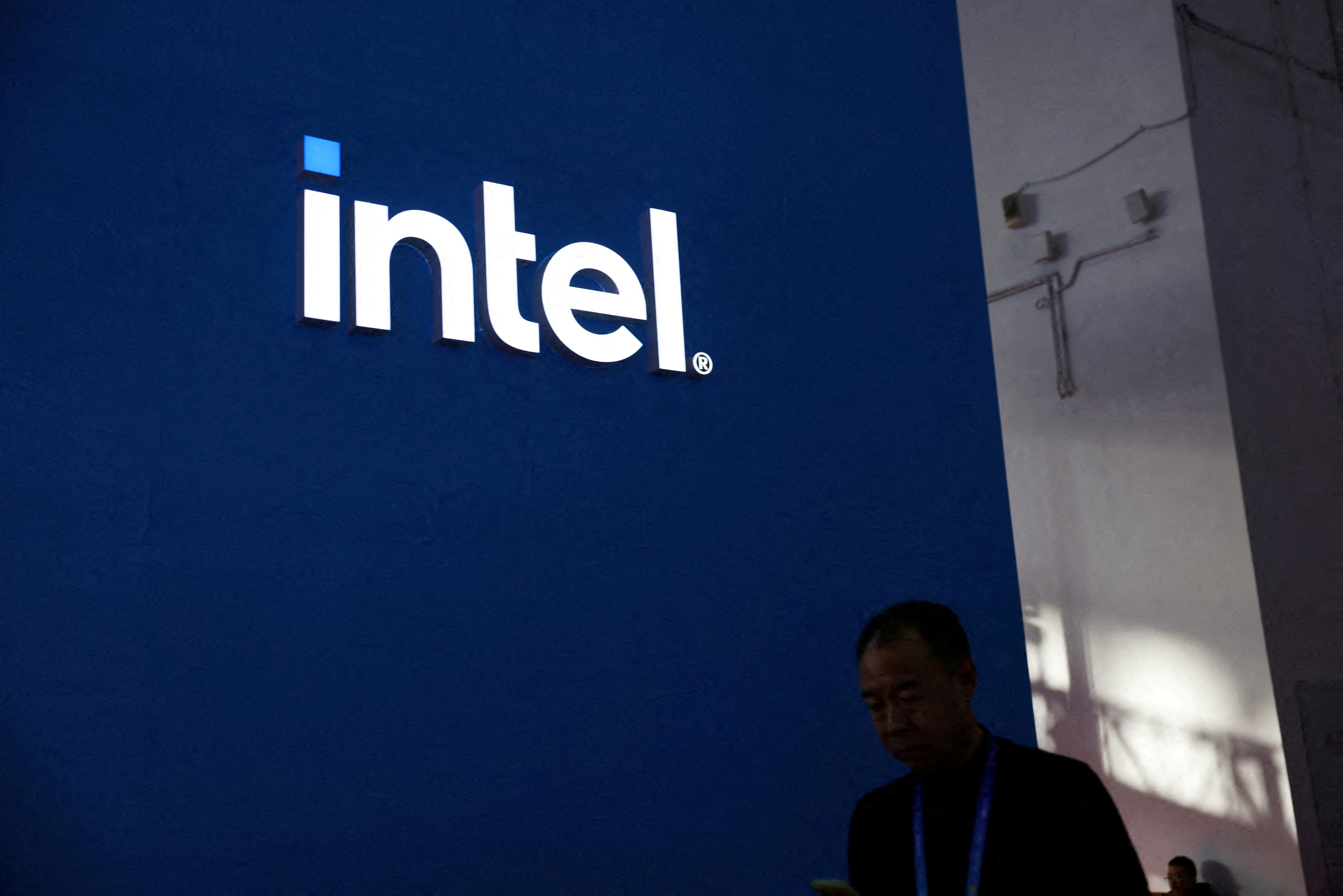 英特尔（Intel）表示，已成为首家组装荷兰艾司摩尔（ASML）新型「高数值孔径极紫外光」 （High NA EUV）微影工具的企业。路透