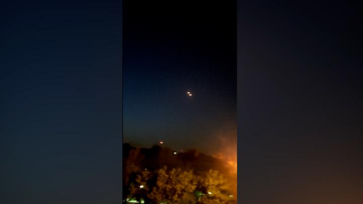 伊朗中部城市伊斯法罕上空稍早出现爆炸火光。取自CNN