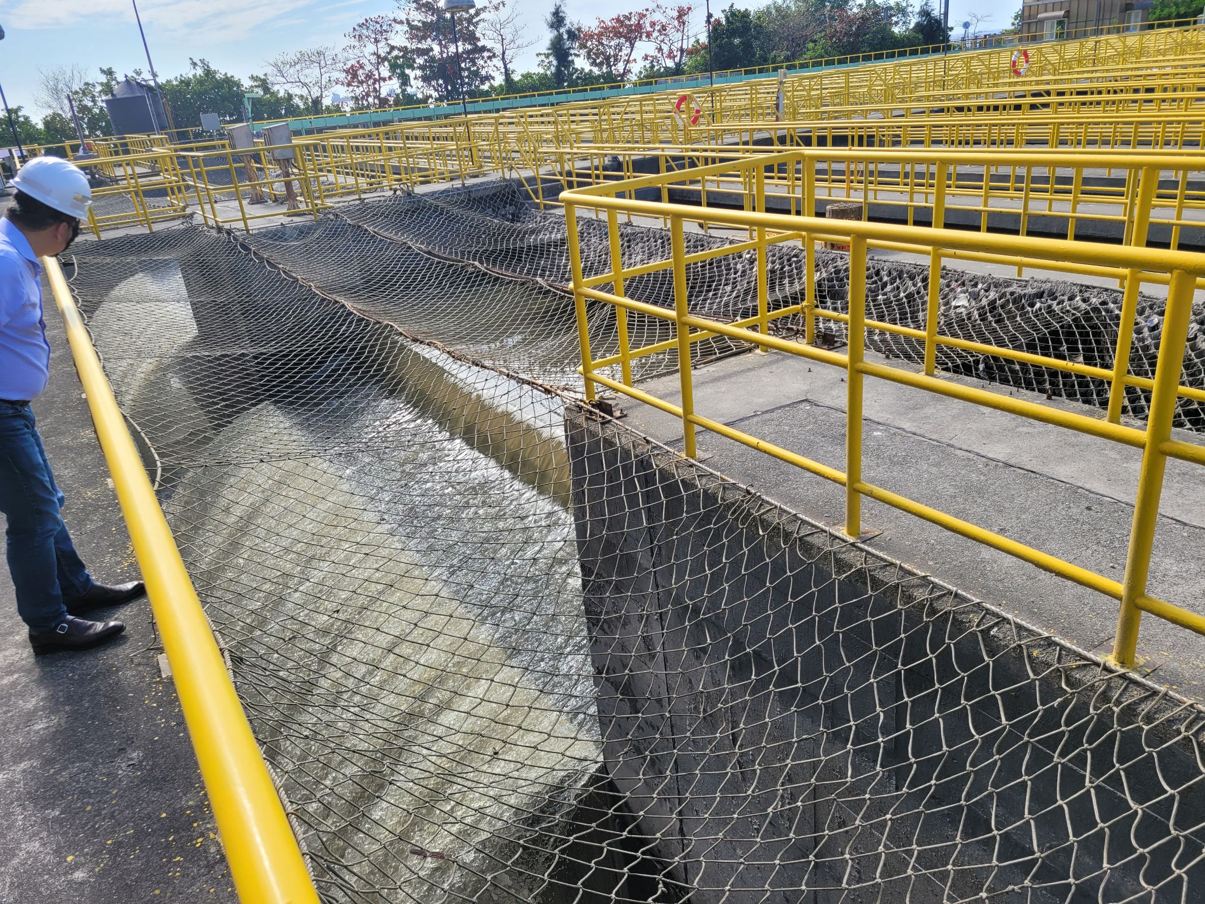 高雄市中区污水厂消毒池至放流站跌落水位差超过3公尺。图／水利局提供