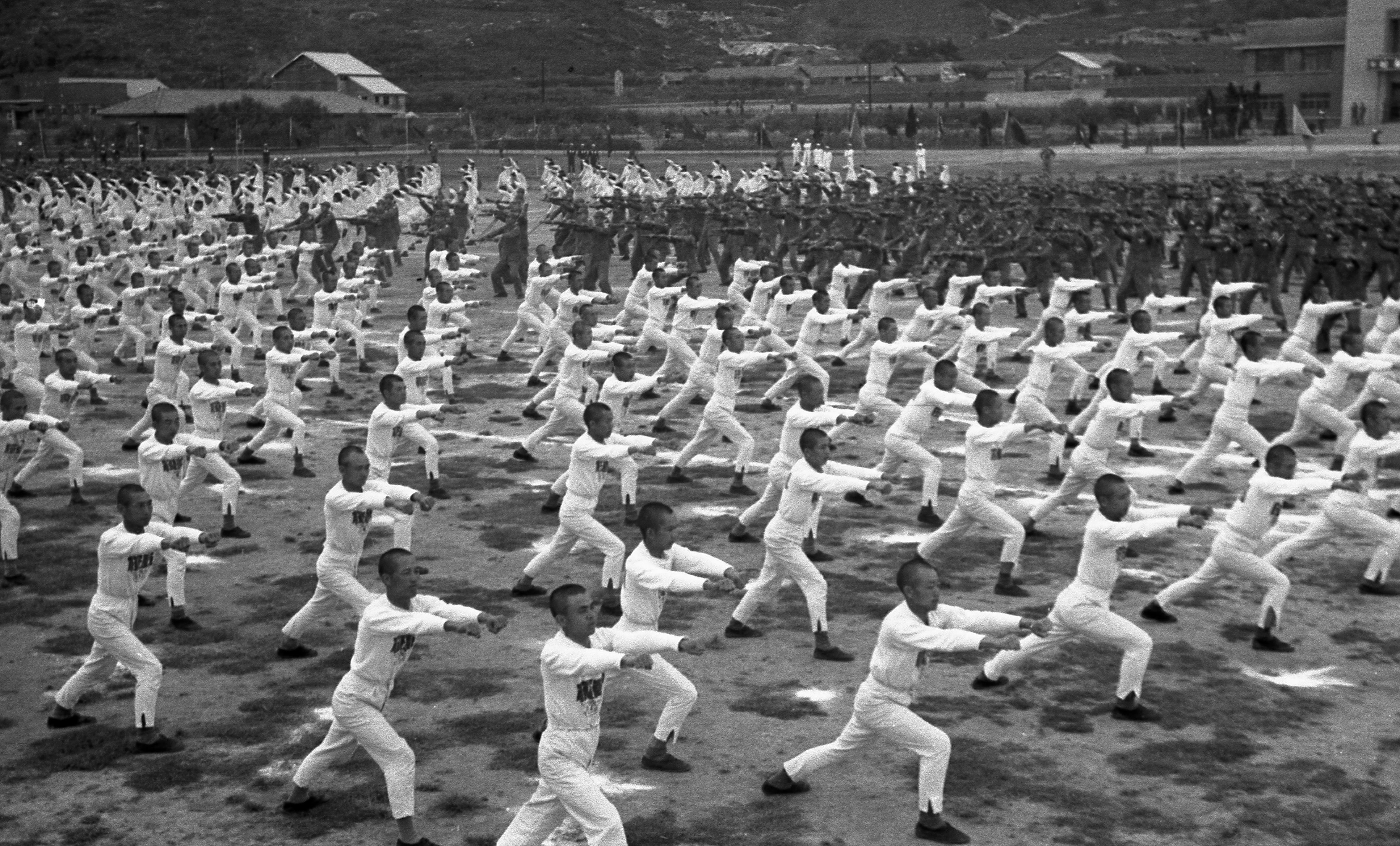 1955年4月20日，国军运动大会开幕式中，1200名干校学生担任的反共建国操，利用满江红调伴奏，个个精神饱满，服装整齐，甚为精彩。图／联合报系资料照片