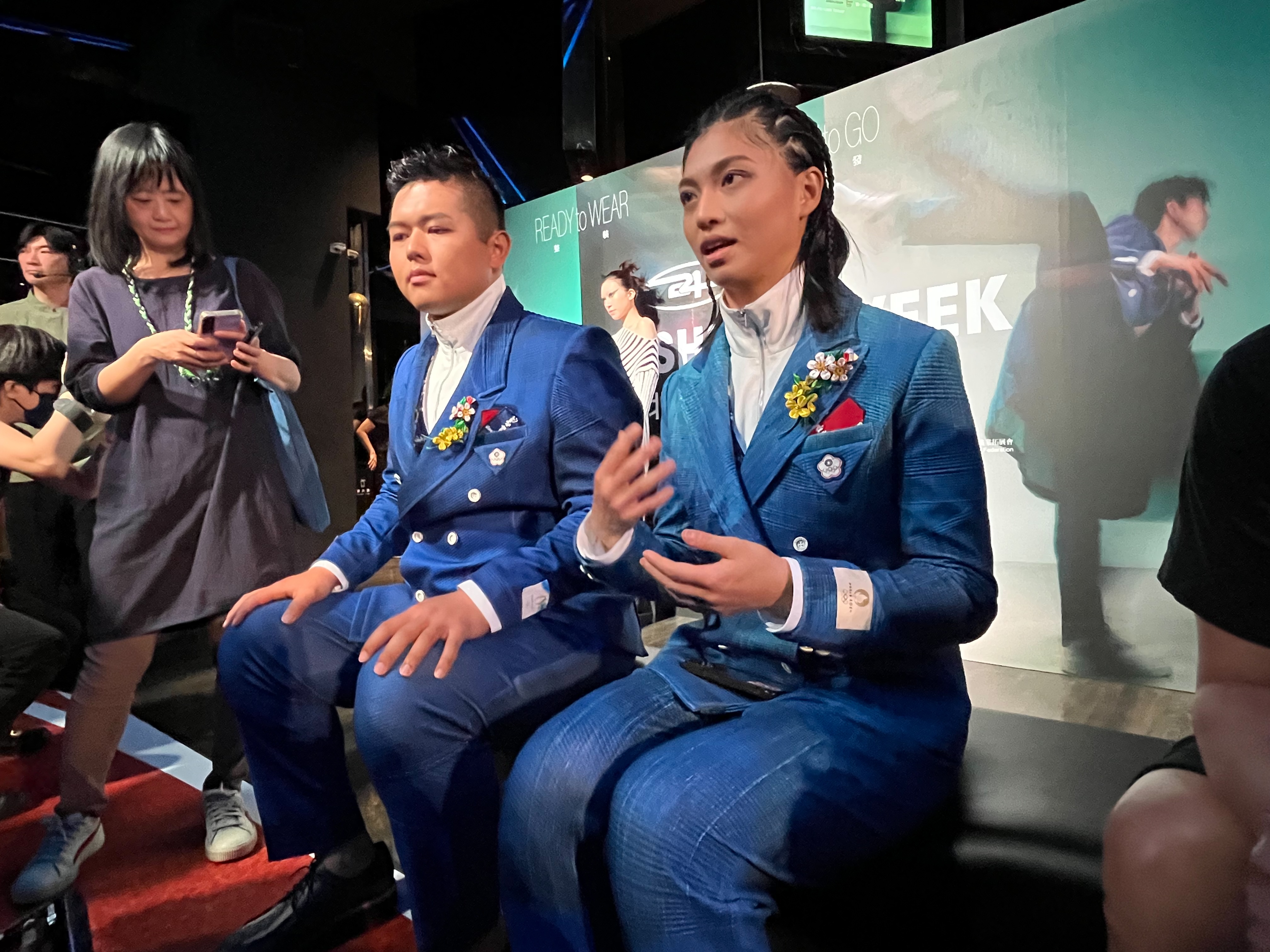杨昆弼（中）、吴诗仪（右）今天受邀为奥运进场服走秀。记者刘肇育／摄影