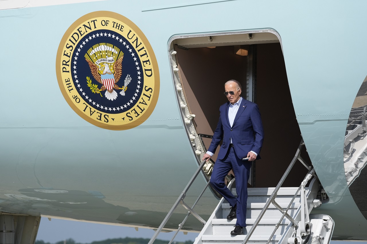 美国总统拜登结束宾州行程后，18日乘空军一号专机，抵达马里兰州的安德鲁空军基地。美联社