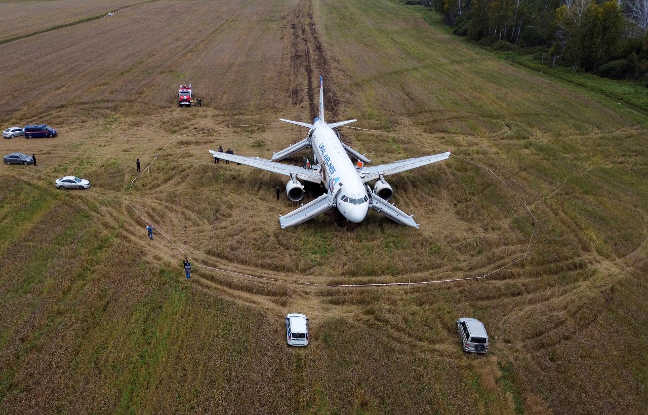 俄罗斯乌拉尔航空的一架空中巴士A320客机2023年9月在新西伯利亚州卡缅卡定居点附近的一处麦田紧急迫降。乌拉尔航空近日决定放弃这架飞机的救援计划。图为当时空拍照。路透