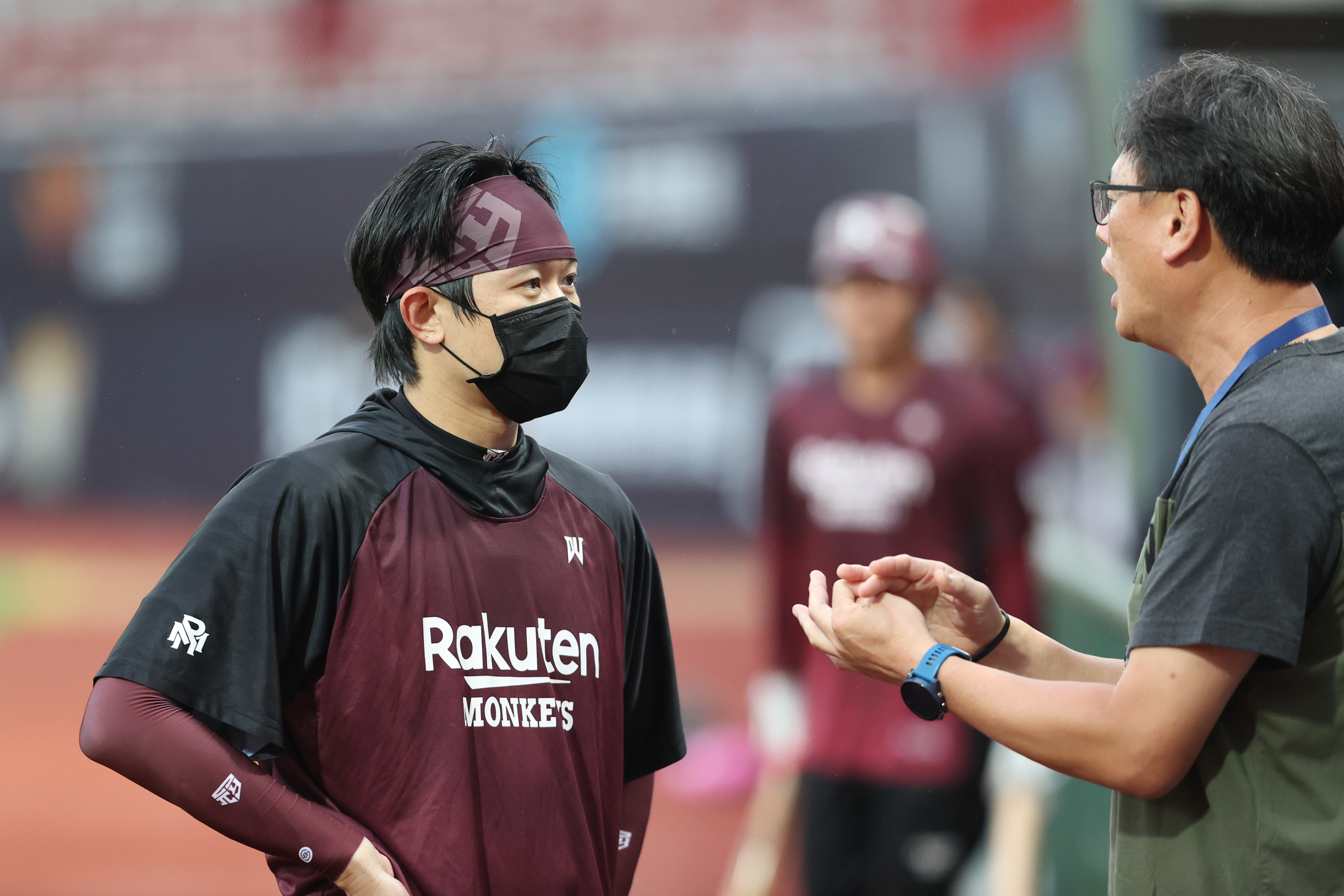 乐天桃猿队遇到流感，多名球员练习时戴起口罩。记者叶信菉／摄影