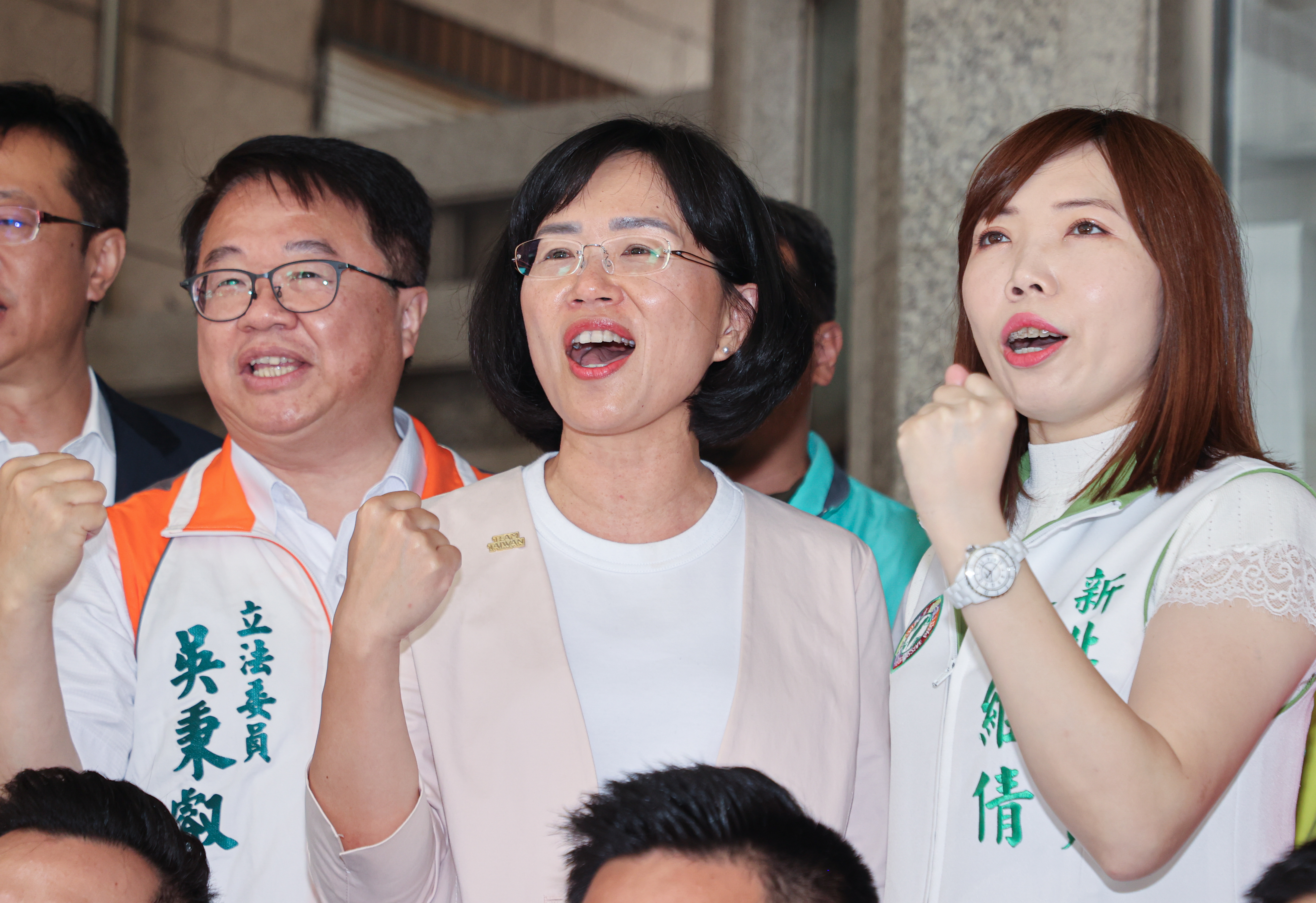 民进党立委苏巧慧（中）呼吁新北党员5月26日出门投票。图／本报资料照片