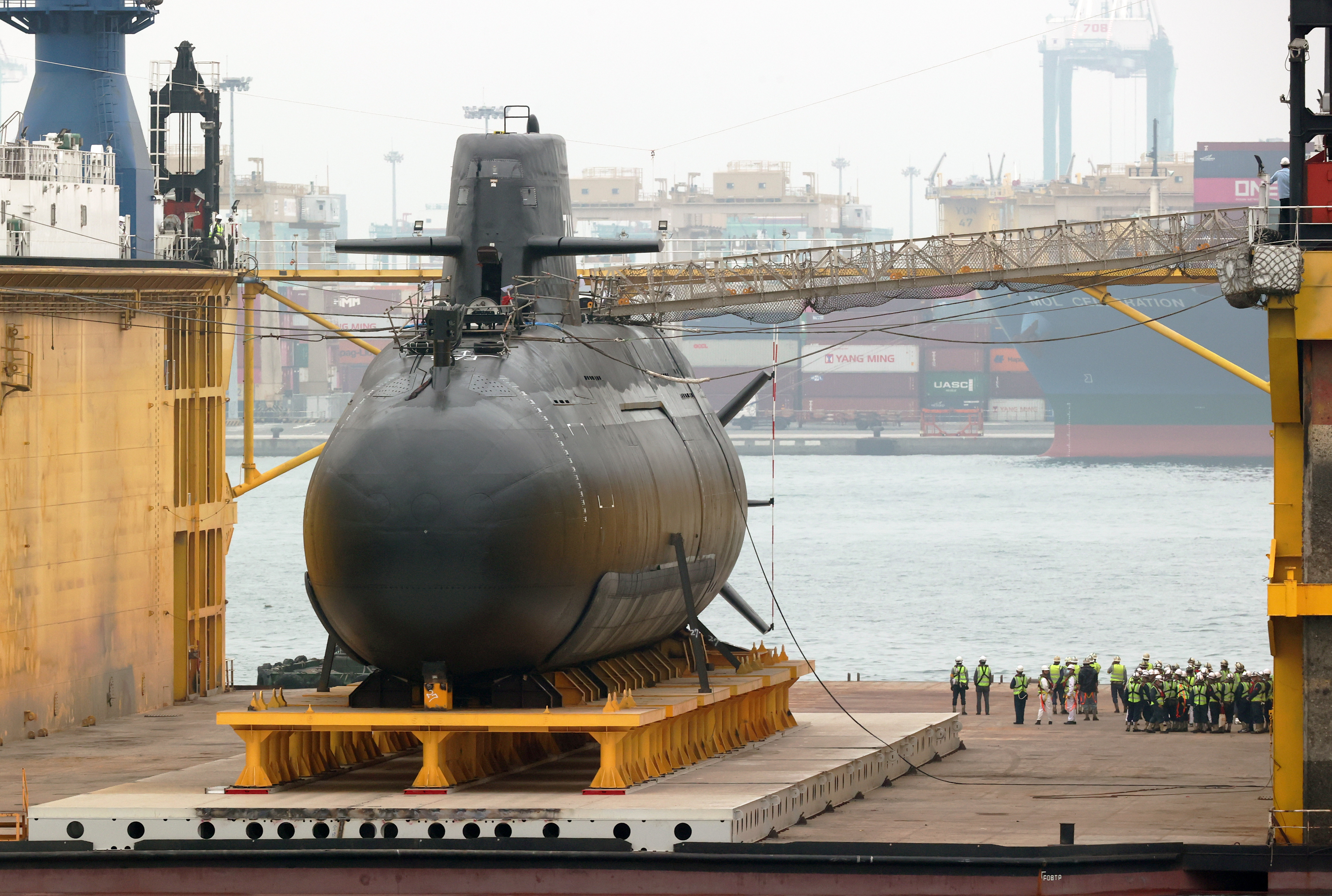 国造潜舰「海鲲号」2月27日由拖船拖入台船干坞。记者刘学圣／摄影