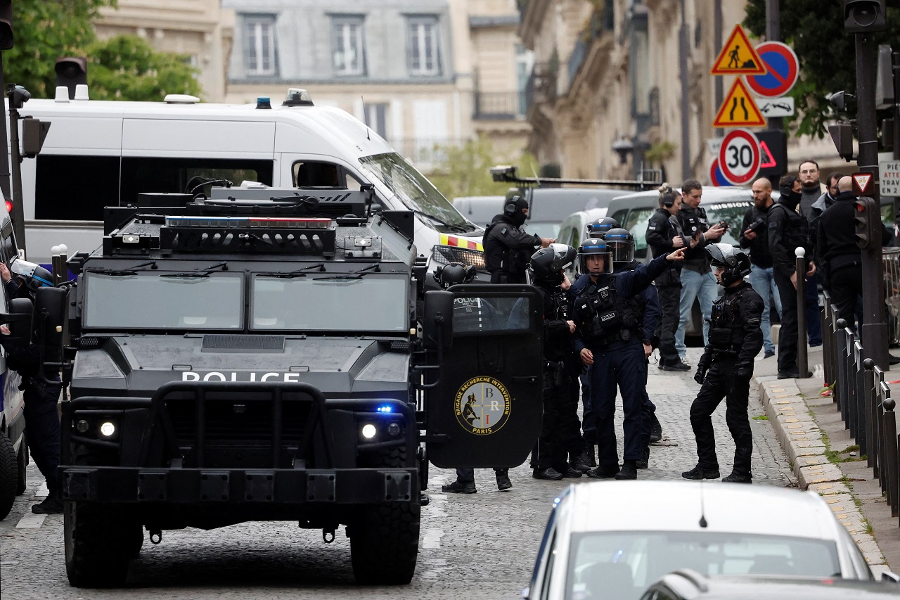 法国巴黎警察与特警部队「搜查及干预旅」（BRI）的队员19日封锁了伊朗领事馆周边区域。当时馆内一名男子威胁要自爆，随后遭到逮捕。路透