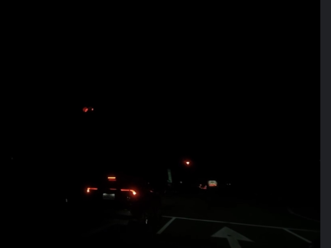 台82线快速道路嘉义县东石路段今晚7点多路灯全灭，疑操作线断落，目前已复电。记者黄于凡／翻摄