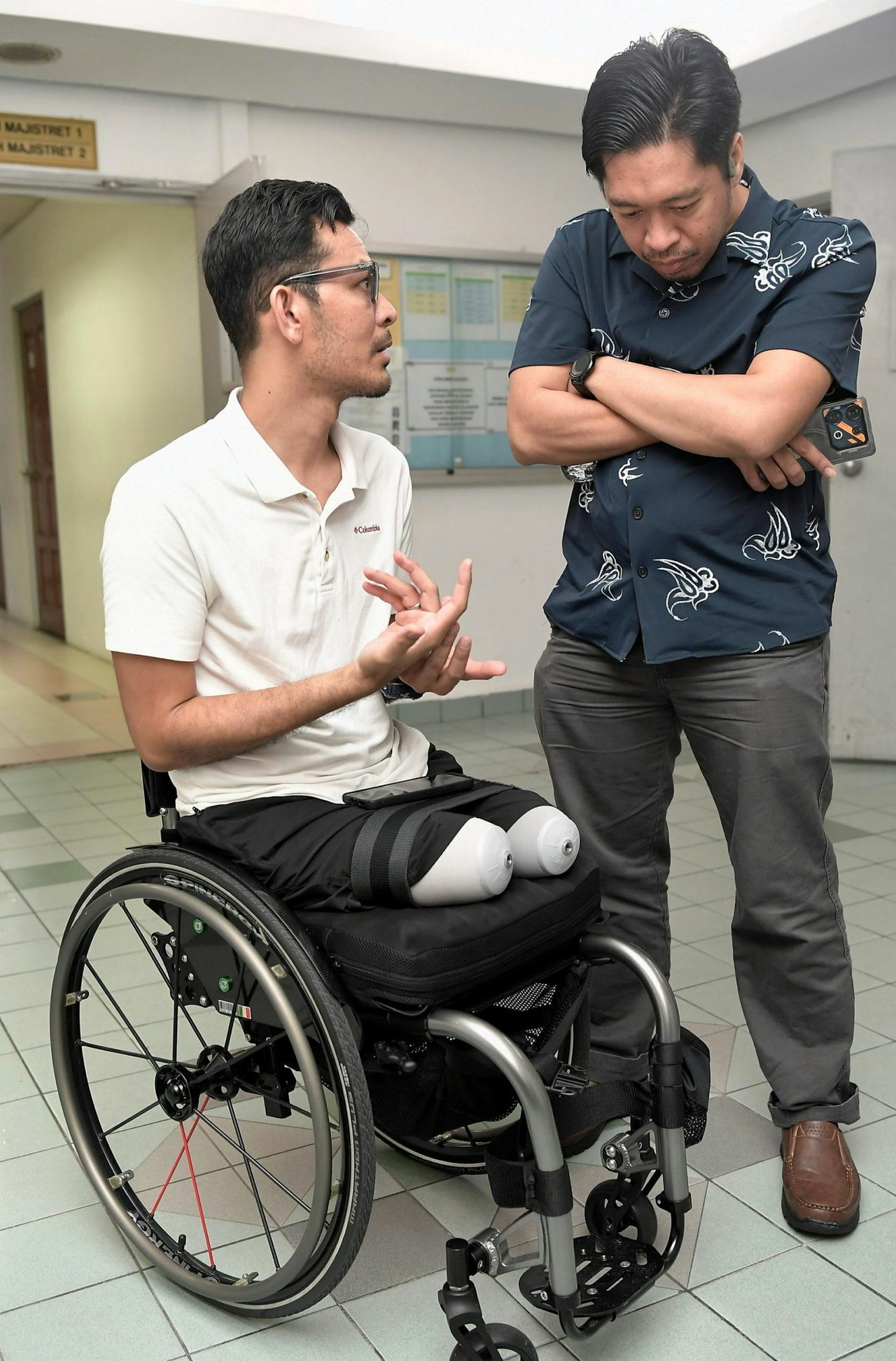 依斯曼依布拉欣（左）怀疑医生在手术过程中有失误，以致其双腿坏死，最终割阑尾变割腿，需要截肢保命。图／翻摄自网路