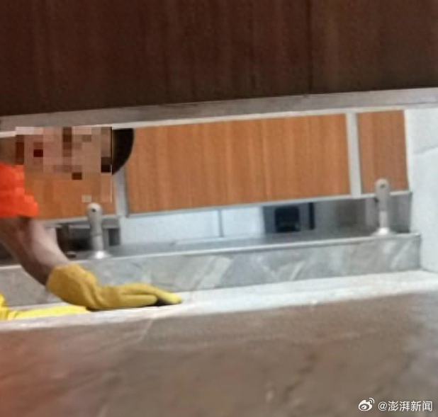 大陆一名女子日前在公厕如厕时，遭门外清洁人员偷窥。图片来源/微博「澎湃新闻」