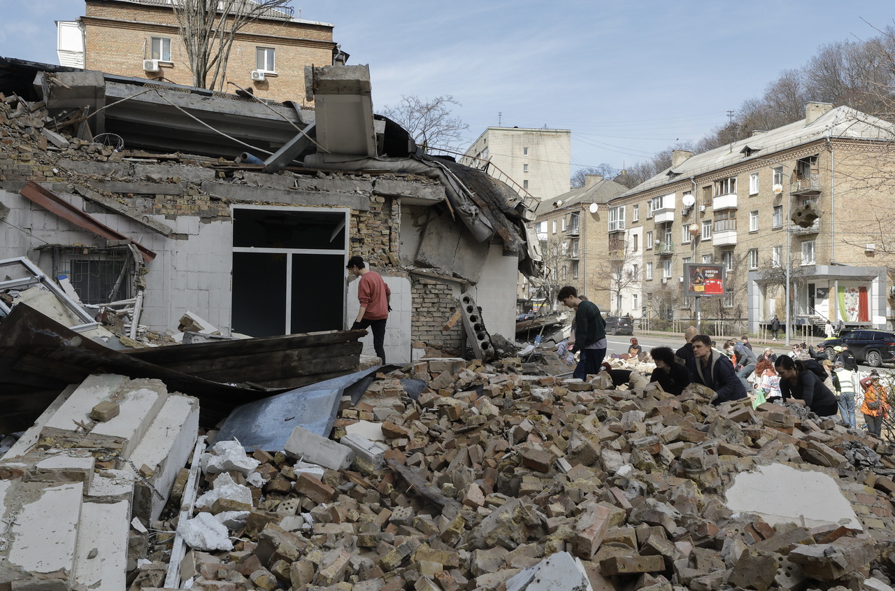 图为俄乌战期间，乌克兰基辅一所学校遭导弹袭击受损。欧新社