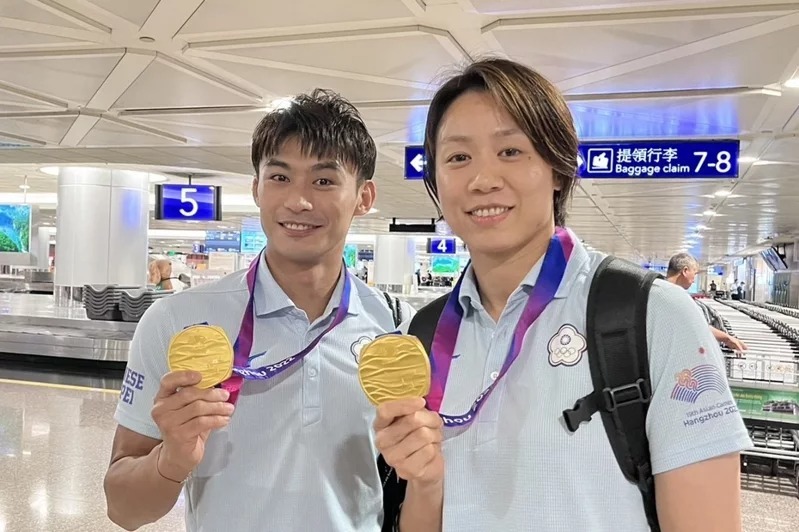杨勇纬（左）在杭州亚运男子柔道60公斤级决赛夺下队史首金，连珍羚在杭州亚运女子57公斤级为台湾夺第2金。图／中央社资料照