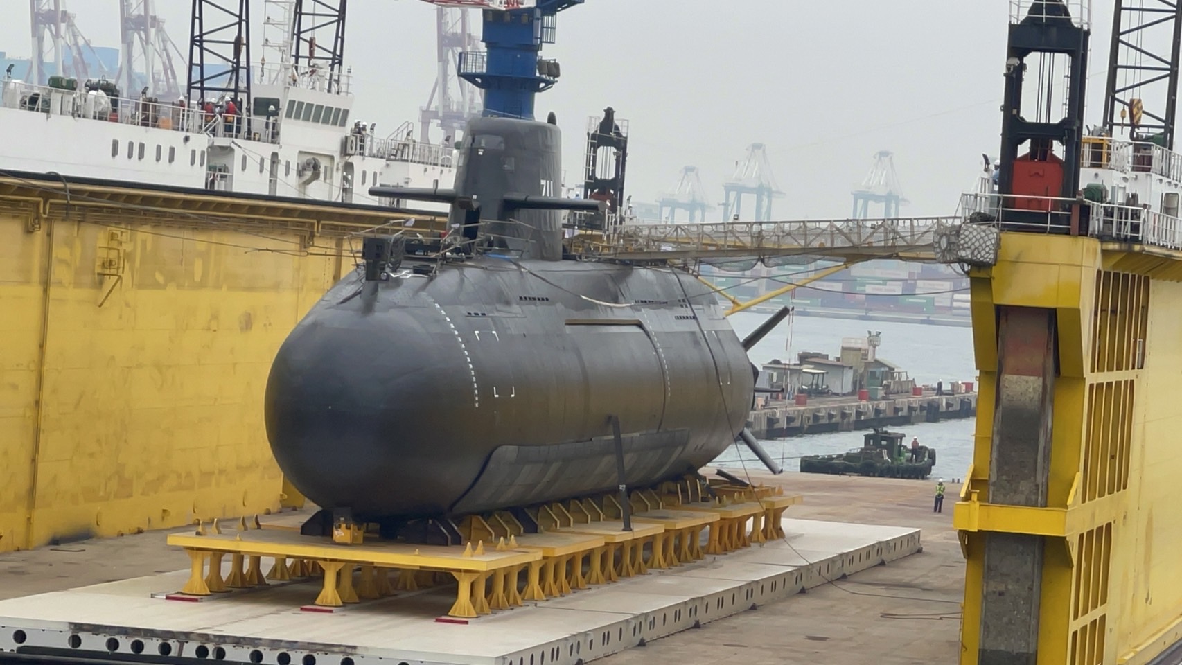 首艘国造潜舰海鲲号在移动往干坞的过程中亮相。本报资料照