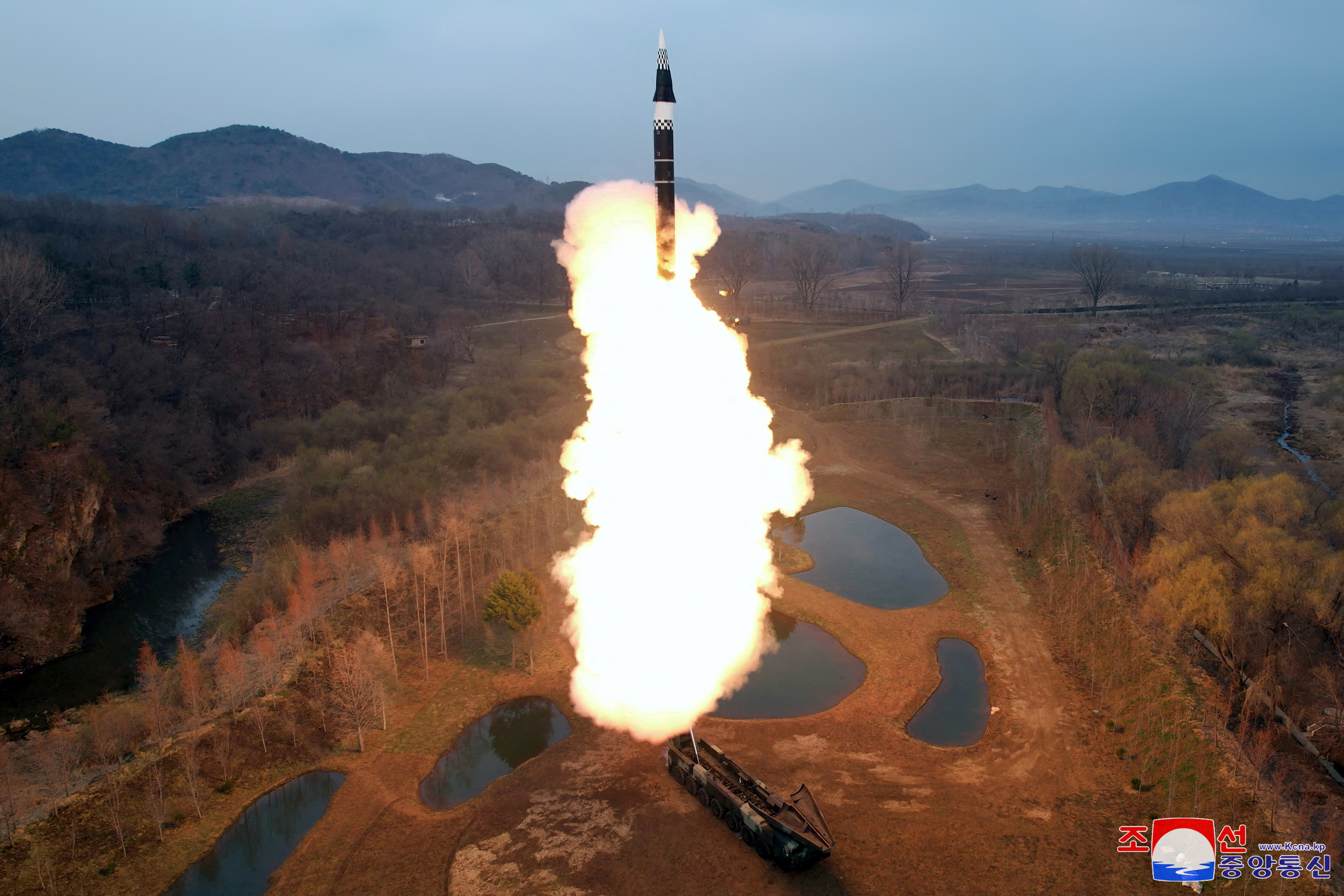北韩19日下午在西部海域进行战略巡弋飞弹的超大型弹头威力测试。图为北韩本月2日测试一枚中远程固体燃料极音速飞弹。路透