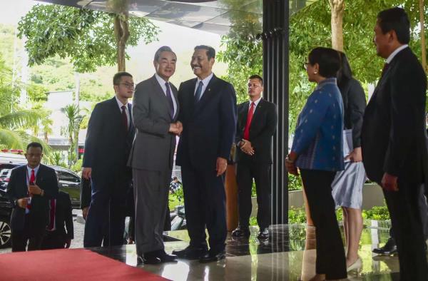 大陆外长王毅与印尼统筹部长卢胡特握手致意。右前方为印尼外长蕾特诺。    大陆外交部网站