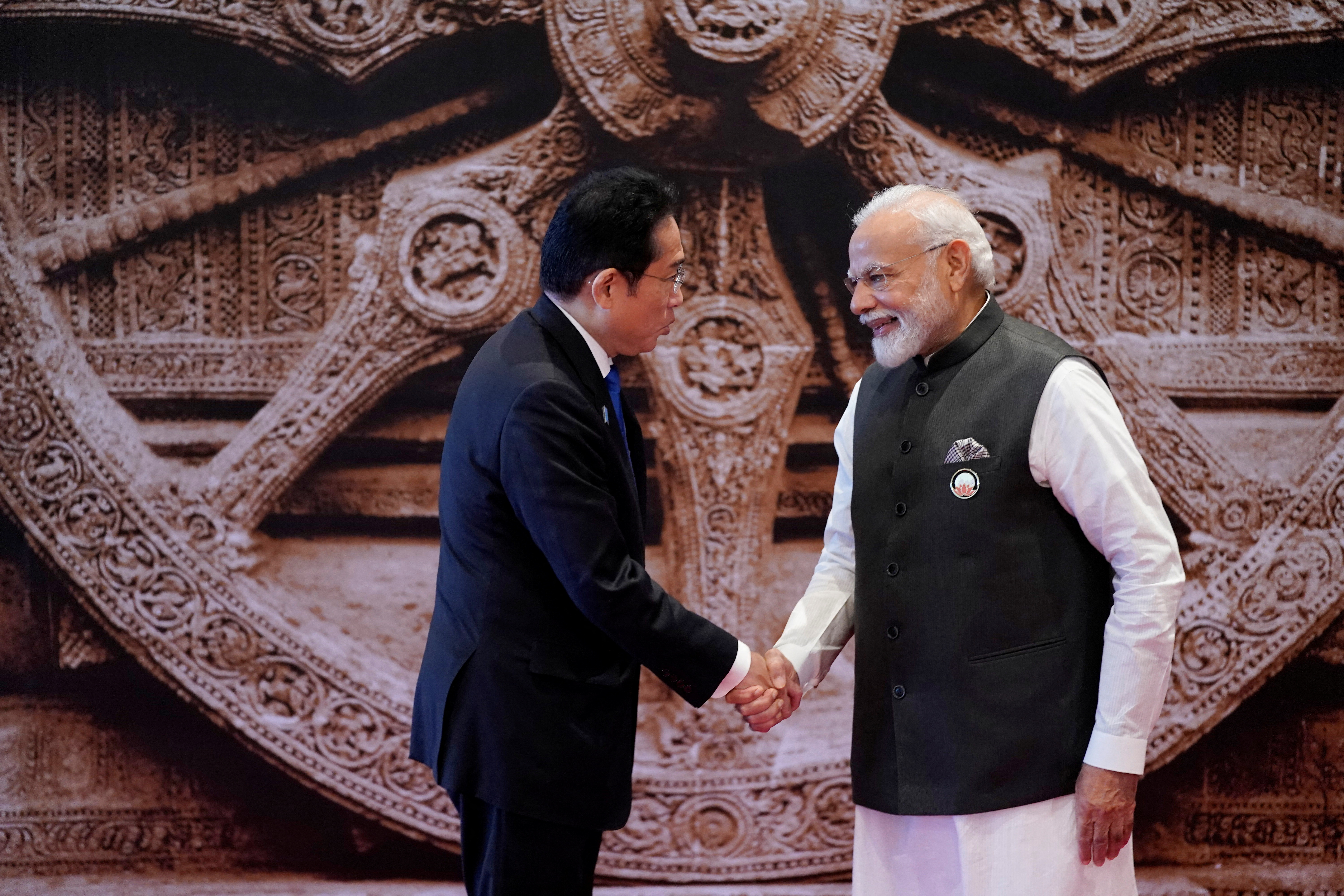 印度总理莫迪（右）2014年掌权后，印度GDP就从全球10名左右一路往上，2022年为第五。图为莫迪与日相岸田文雄（左）合照。路透