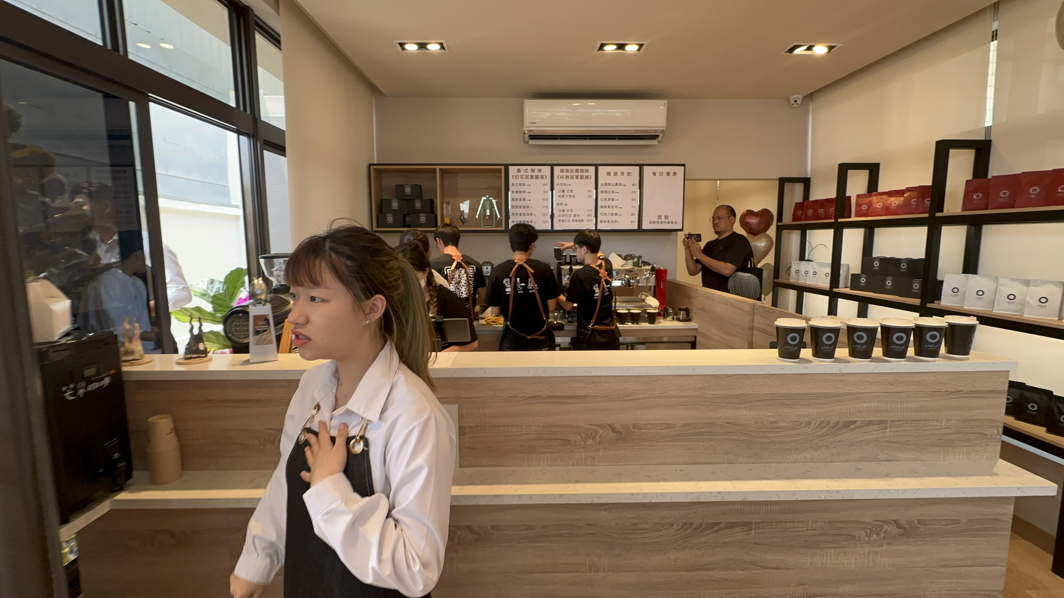 正对校门的OLaLa咖啡实习商店开幕。记者周宗祯／摄影