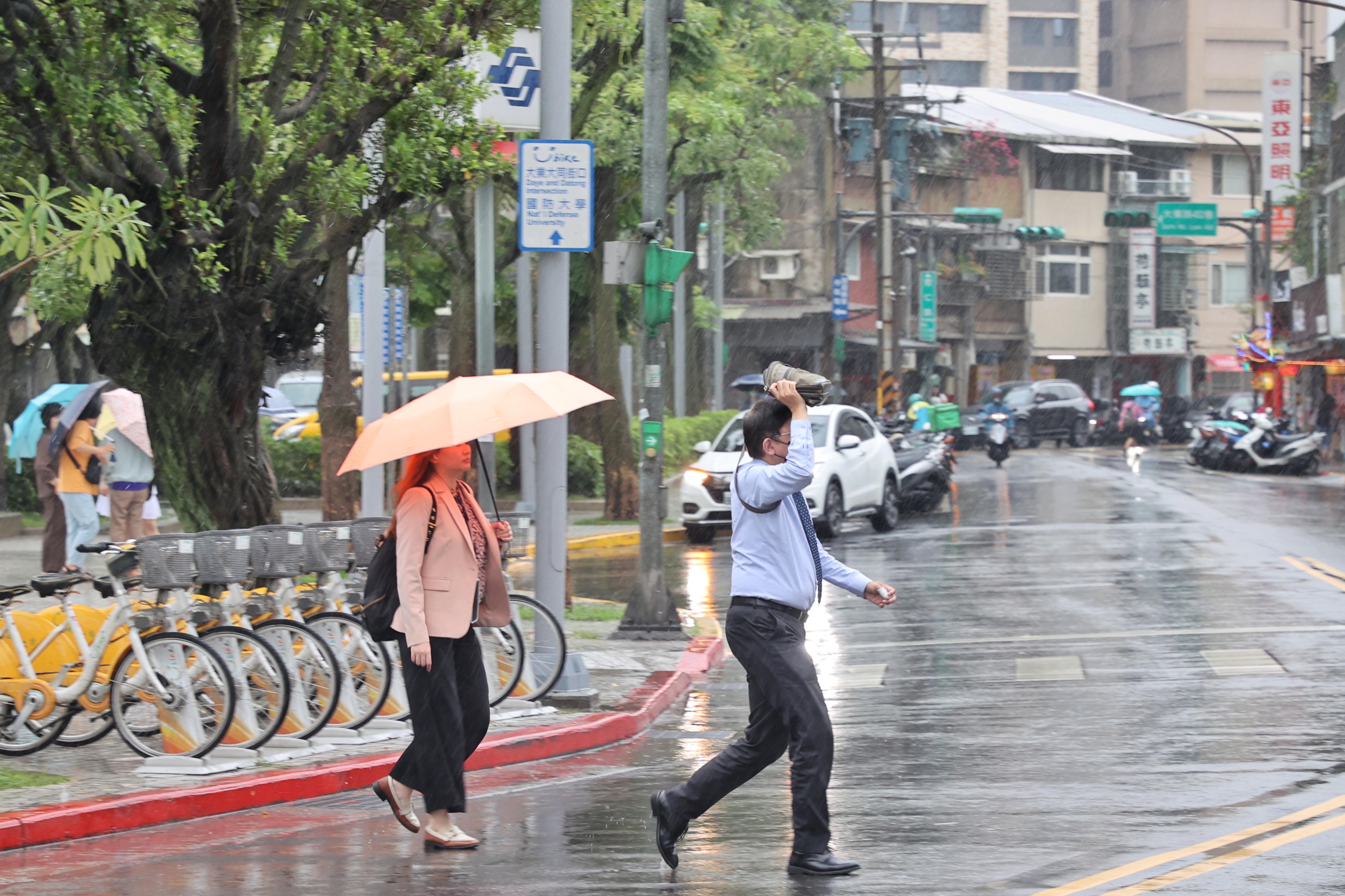 台北市4月18日上午遭大雷雨袭击。记者林伯东／摄影。报系资料照