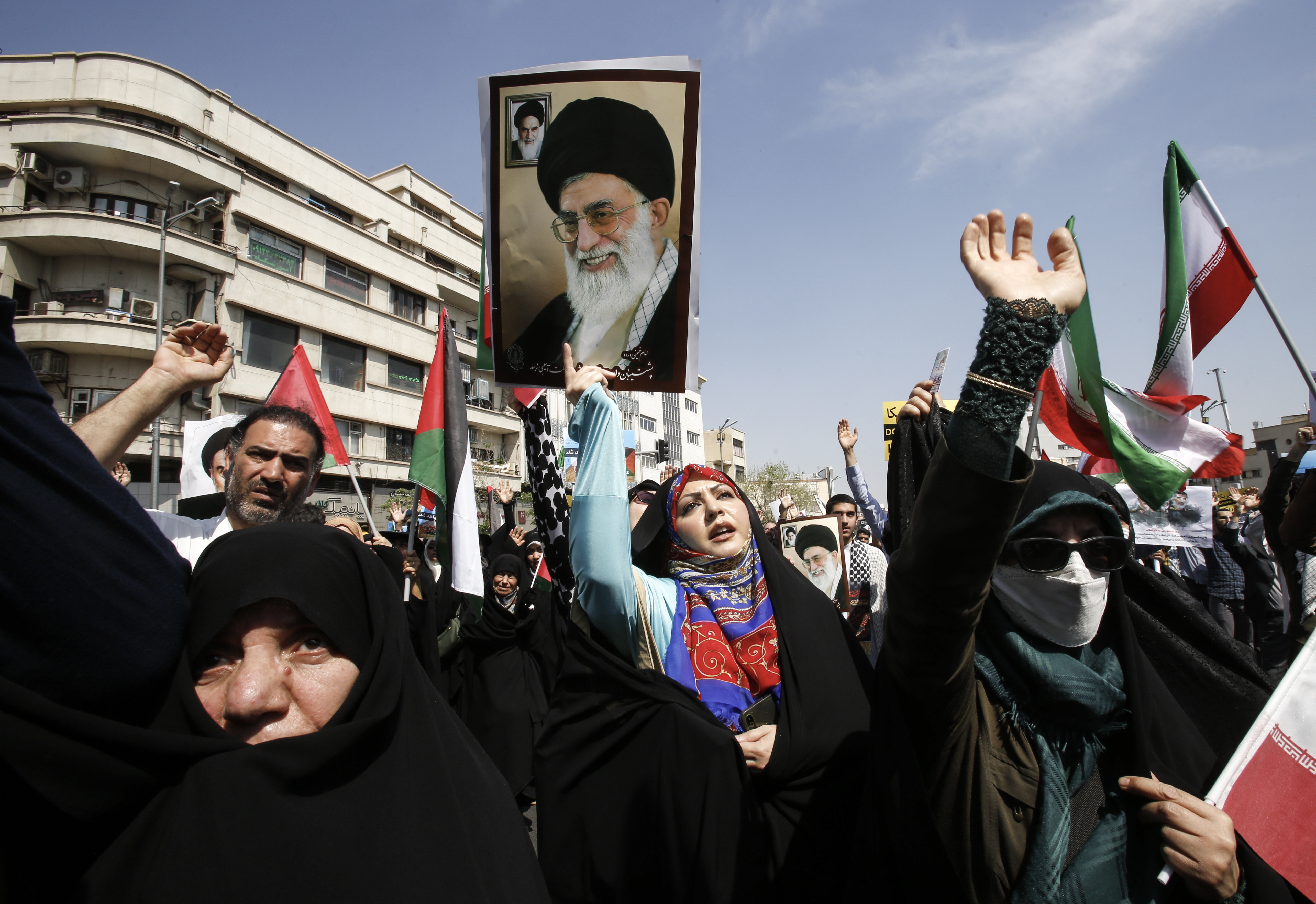 BBC报导伊朗以色列此波互打应已落幕。图为伊朗民众上街支持政府反击以色列。欧新社