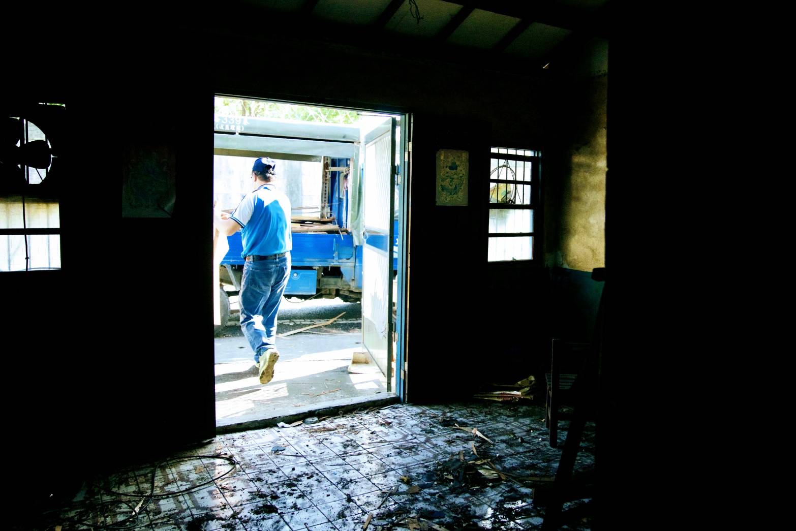 整修工人搬运清除屋内废弃建材（示意图）。记者古和纯／摄影