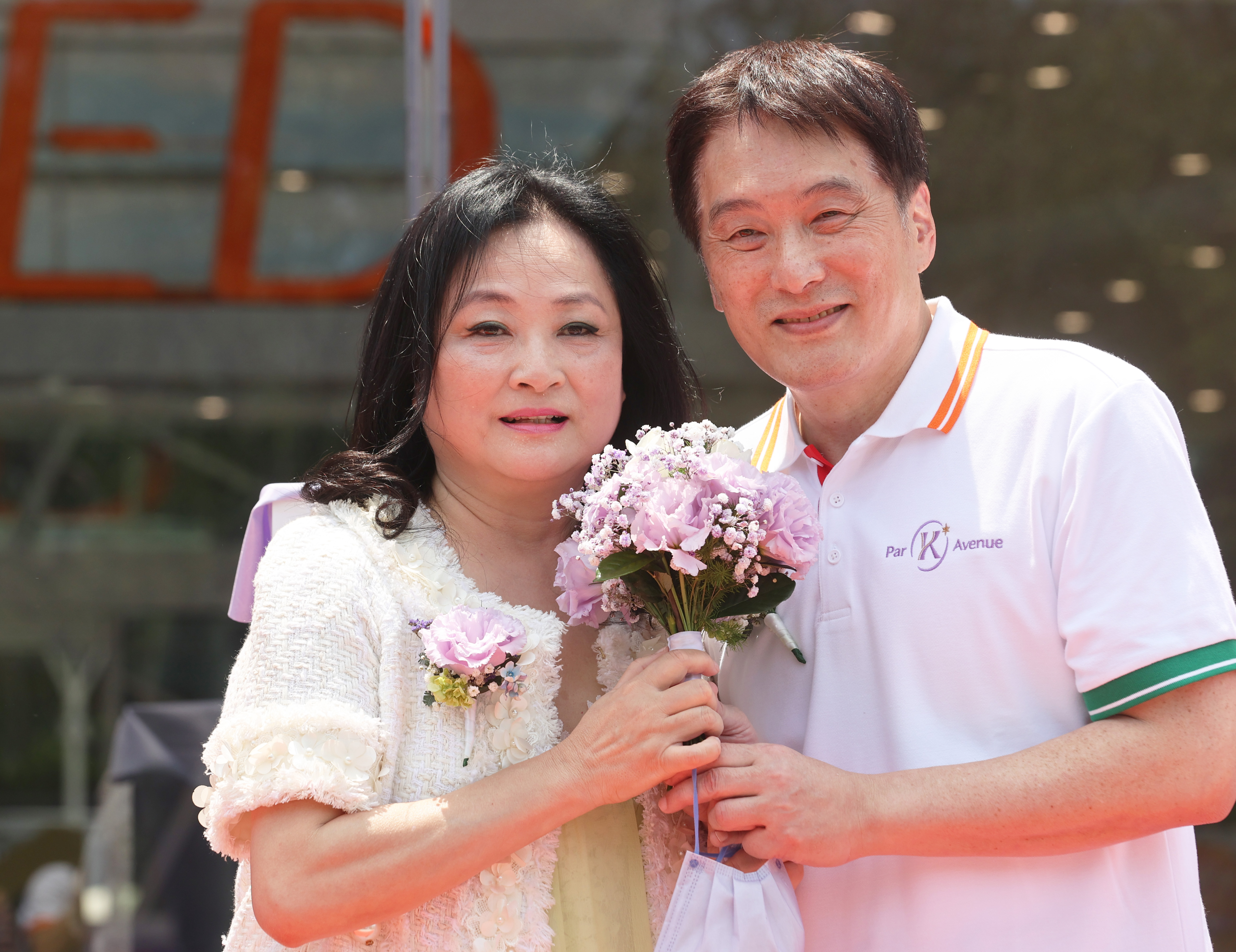 统一董事长罗智先（右）在为复合商场「ParK* Avenue」揭牌后，特别献花给美丽事业董事长高秀玲。记者刘学圣／摄影
