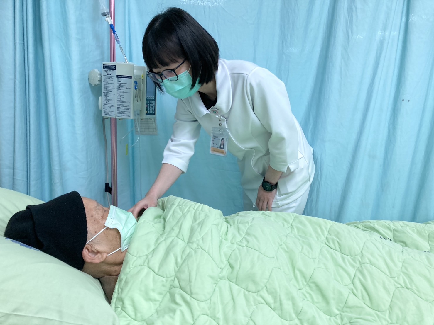 南投医院护理师陈靖宜多年来细心照顾长发，只为作成假发助癌友度过辛苦化疗。图／南投医院提供