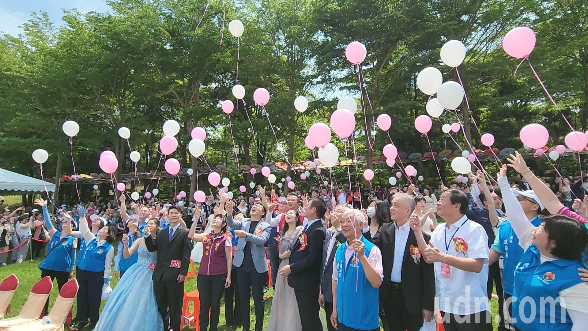 桐花婚礼在「幸福升空」的仪式圆满完成。记者胡蓬生／摄影