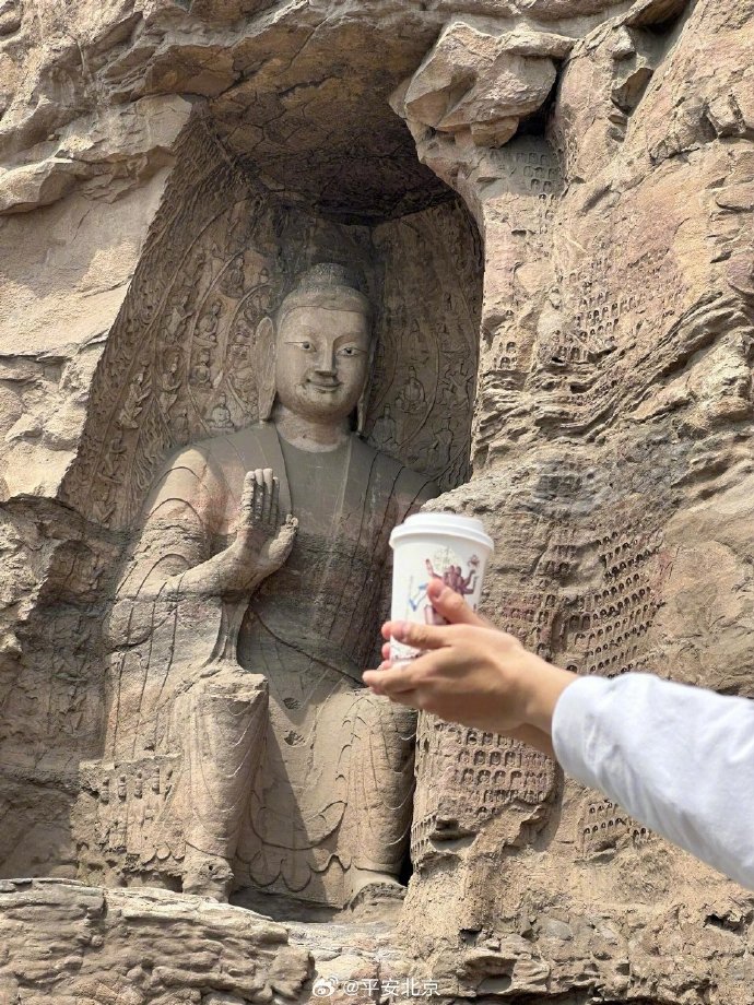 近日大陆网上掀起一波与「佛祖」创意合照的打卡热潮，有民众给佛像递上一杯咖啡，配上佛祖的手势好似「被拒绝」了。（取自「平安北京」官方微博）