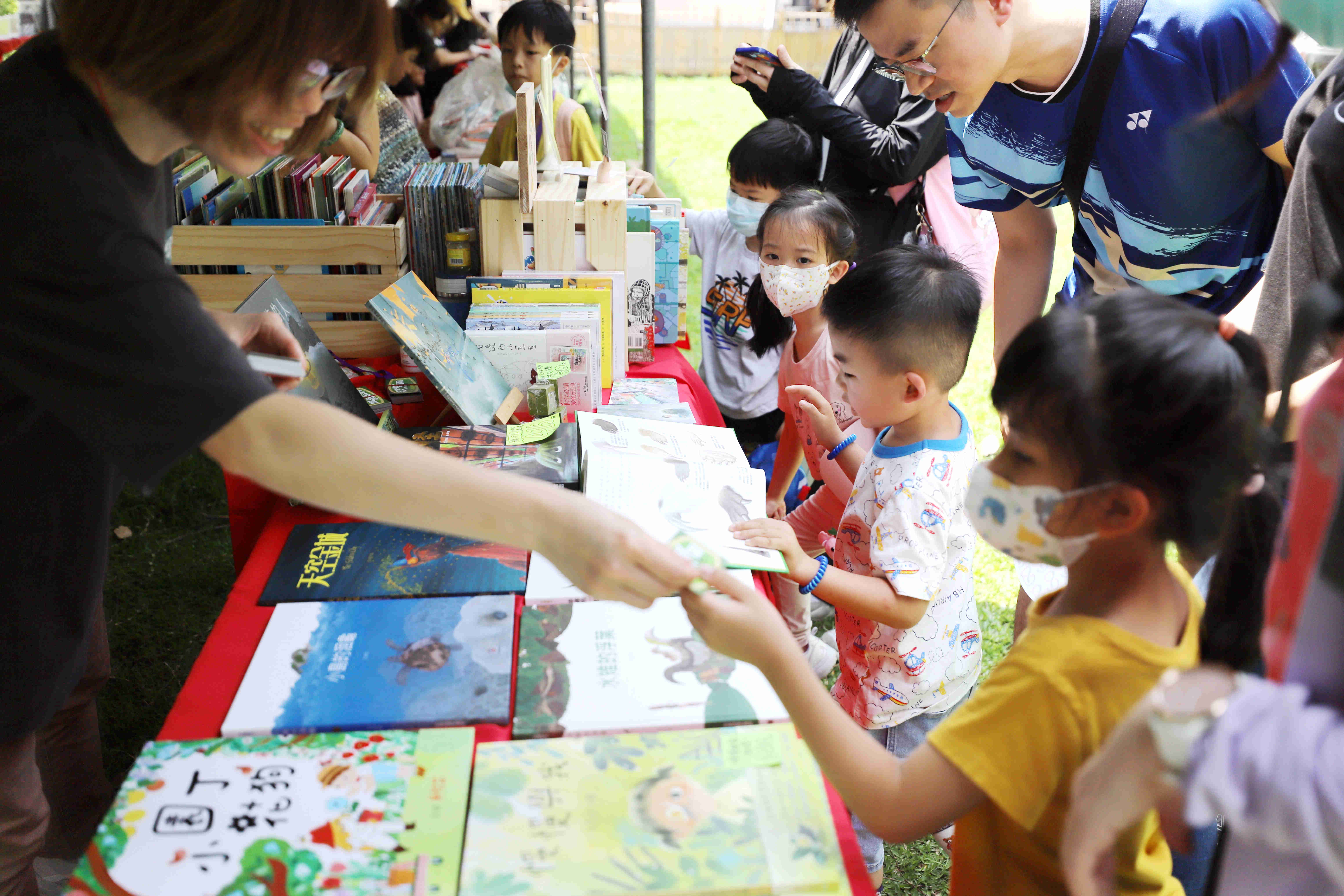 创新书市「读字乐园玩书展」于新北市板桥放送所登场，吸引许多家长带小朋友体验「欢乐玩读」的乐趣。图/文化部提供