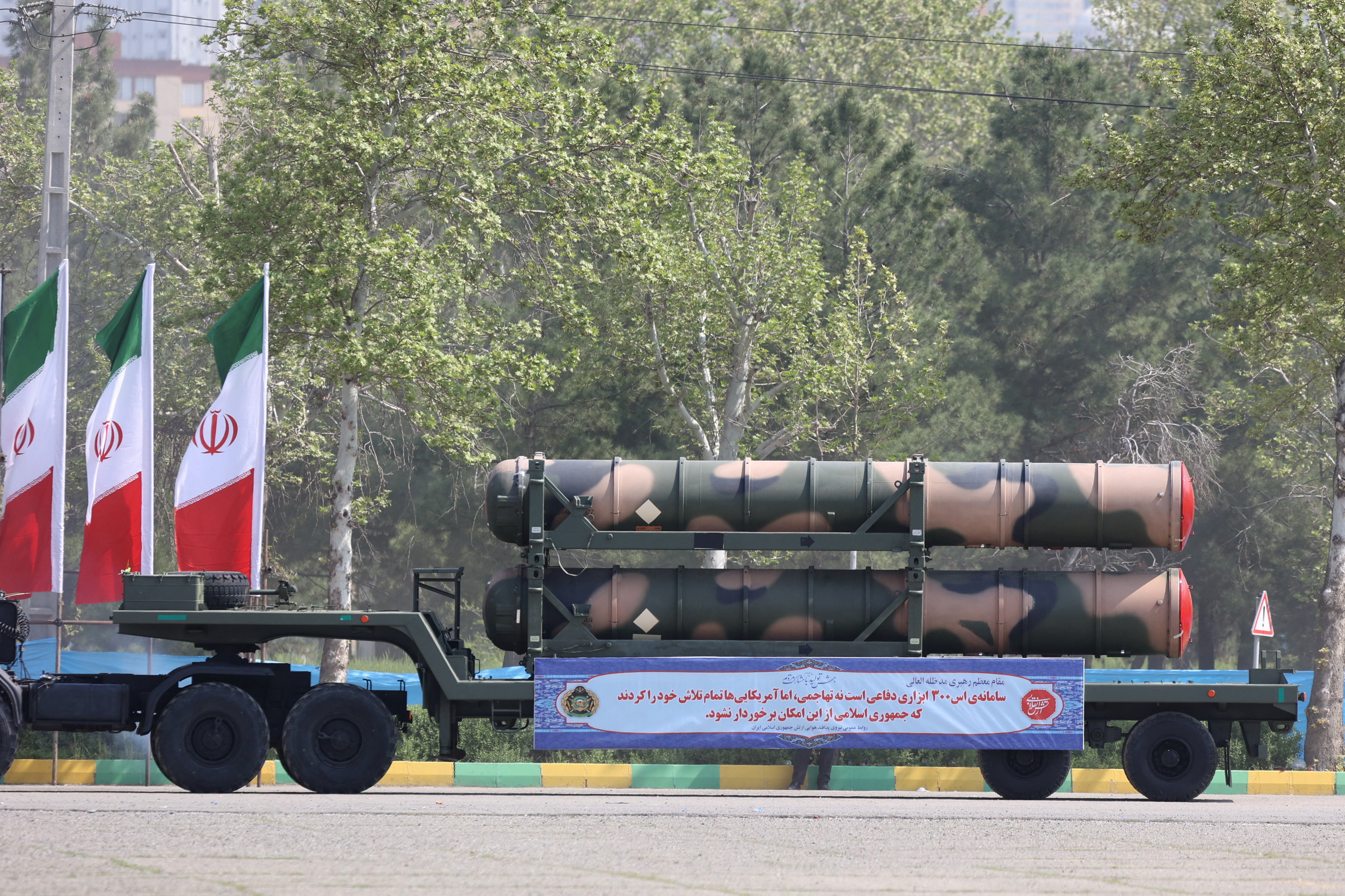 俄国制的S-300防空系统在4月17日伊朗军人节参加阅兵仪式。路透