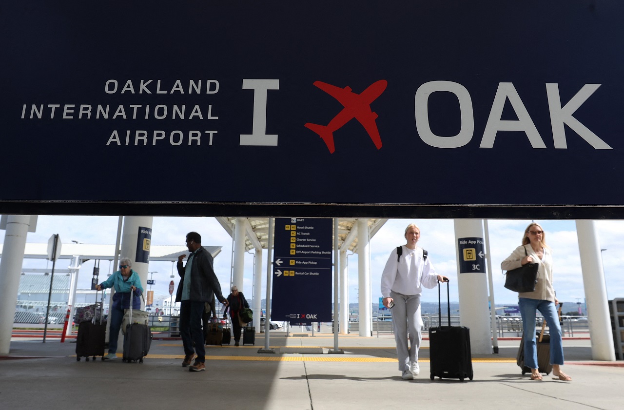 旅客走向美国加州奥克兰国际机场的第二航厦，摄于12日。主管机关日前决定把机场名称改成「旧金山湾奥克兰国际机场」，遭旧金山市提告阻止。法新社