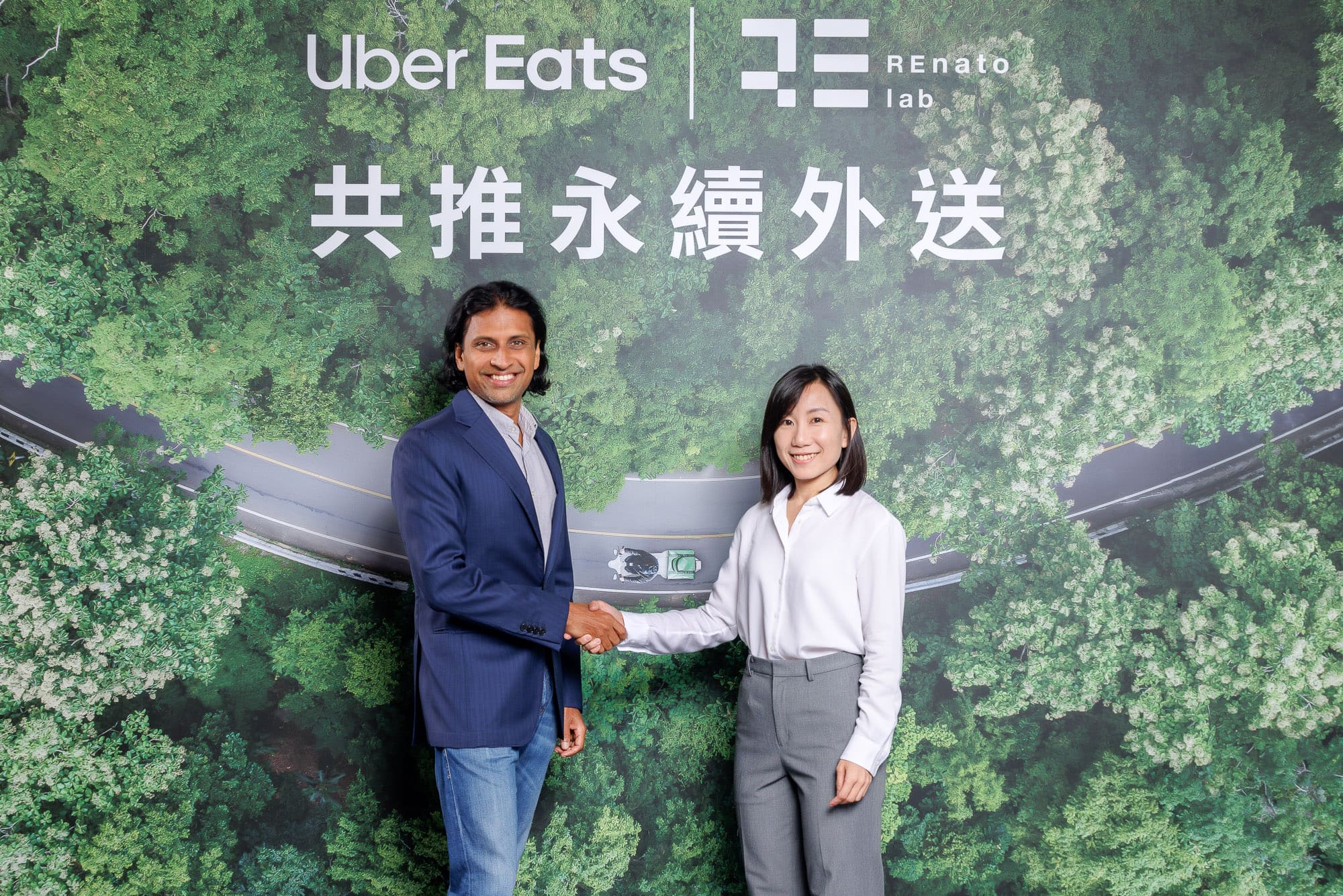 Uber Eats台湾代理总经理Karthik Vasudevan（左）与循环经济顾问公司 REnato lab执行长欧阳蔼宁合影，合力为台湾在地商家推出「永续包材指引」，共推永续外送。图／Uber Eats提供